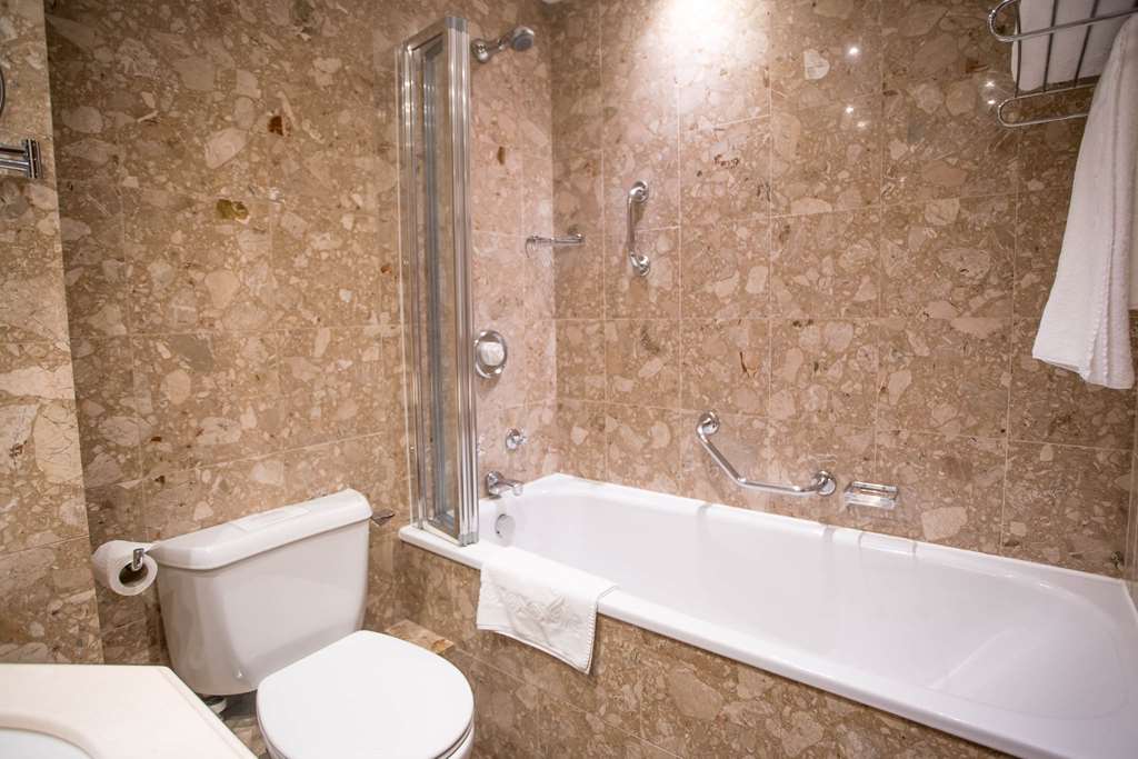 THE VERMONT HOTEL-guestroom-Guest Room,Bathroom,On-Site.jpg