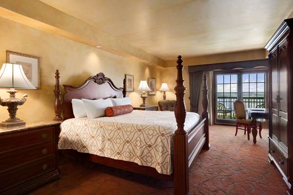 Suite - Chateau on the Lake Resort & Spa Branson