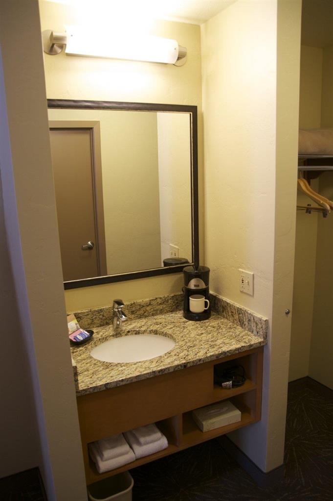 ALPINE INN-guestroom-Guest Room,Indoor/Interior.jpg