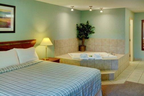 Suite - Lakeview Inn & Suites Chetwynd