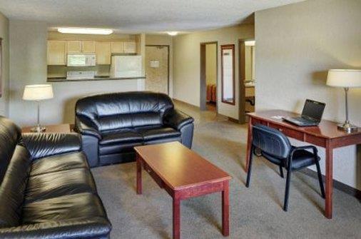 Suite - Lakeview Inn & Suites Fort Nelson