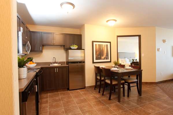 Suite - Pomeroy Inn & Suites at Olds College