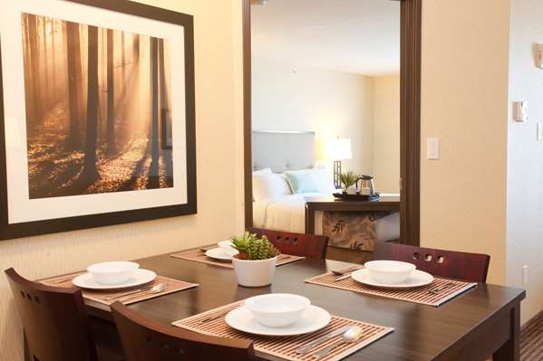 Suite - Pomeroy Inn & Suites at Olds College