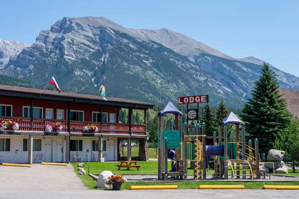 Exterior view - Rocky Mountain Ski Lodge Canmore