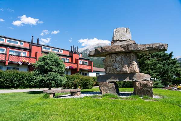 Exterior view - Rocky Mountain Ski Lodge Canmore