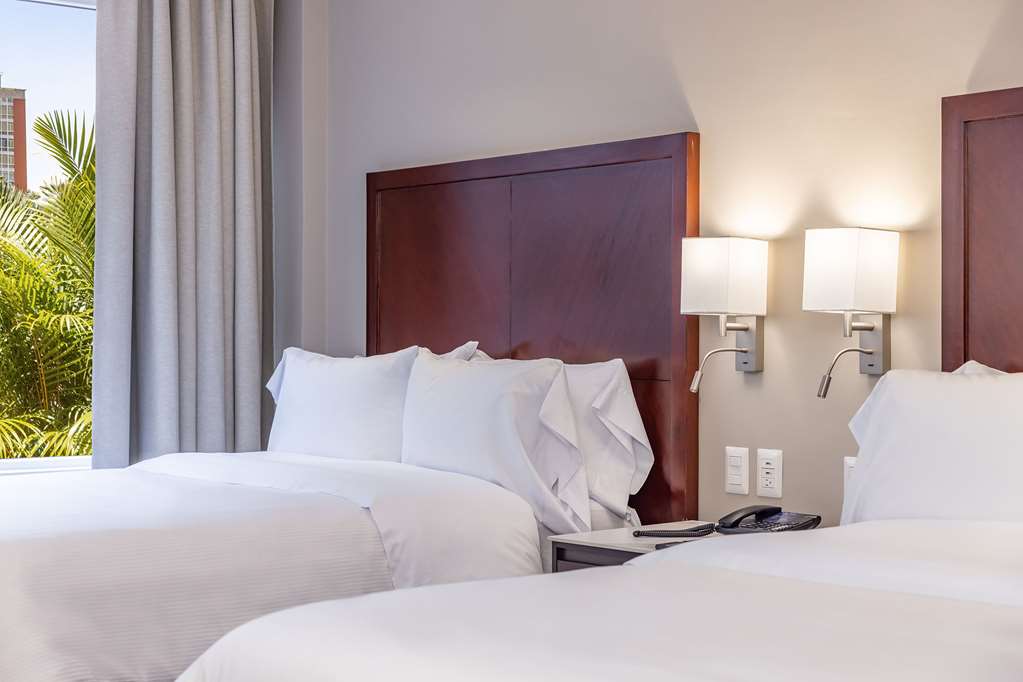 HOTEL BILTMORE-guestroom-Guest Room,On-Site.jpg