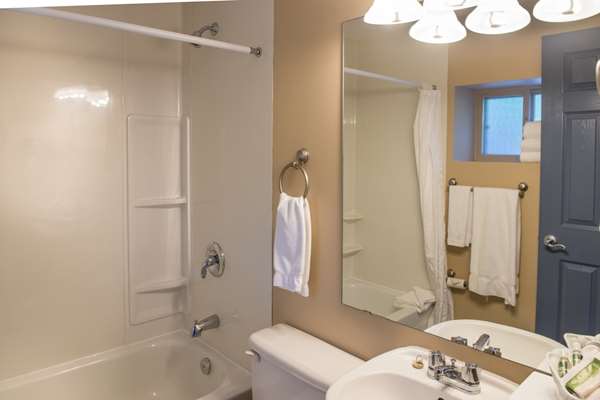  - Hilltop Inn Salmon Arm