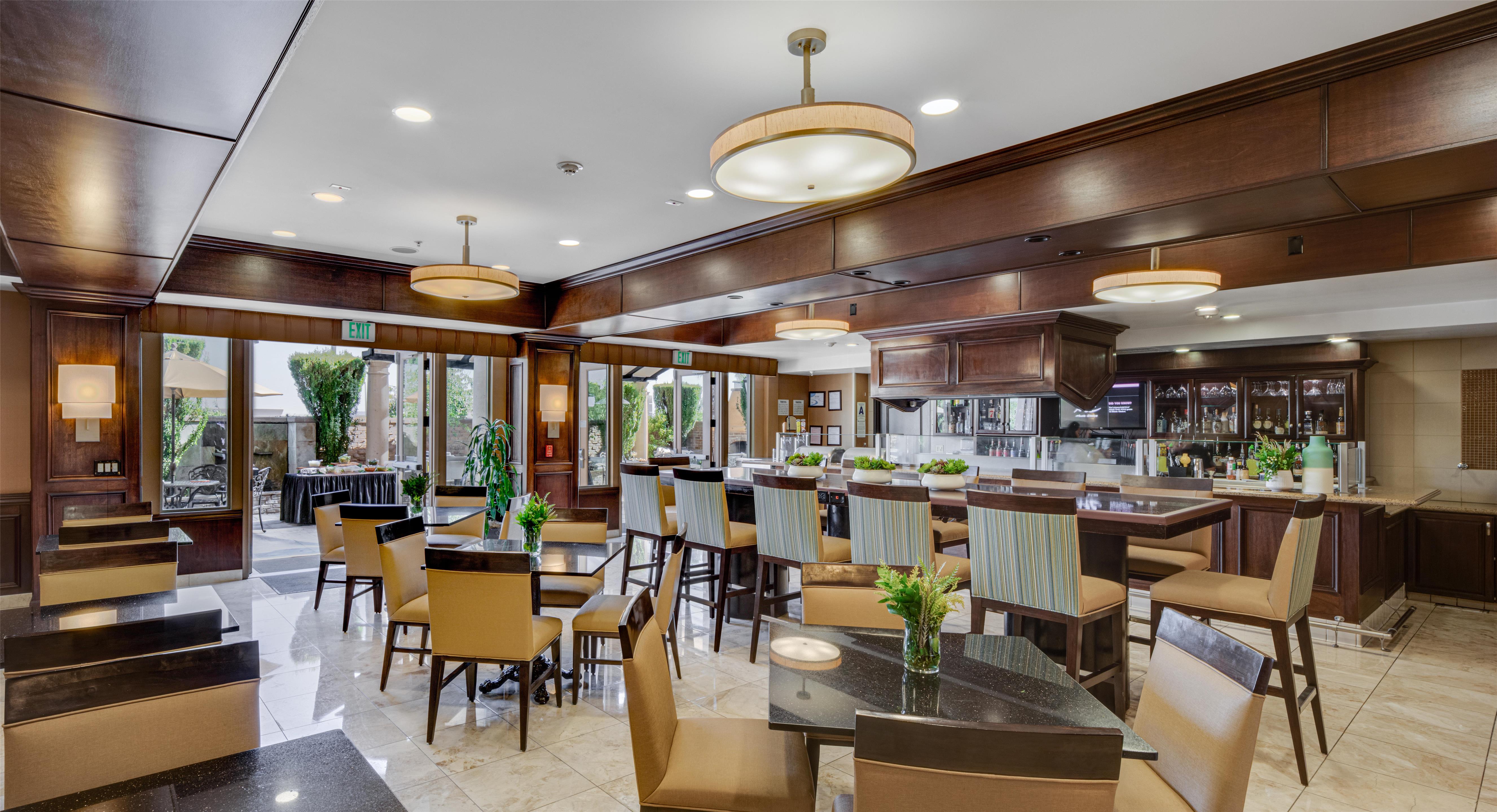 Breakfast Room | Ayres Hotel & Spa Moreno Valley
