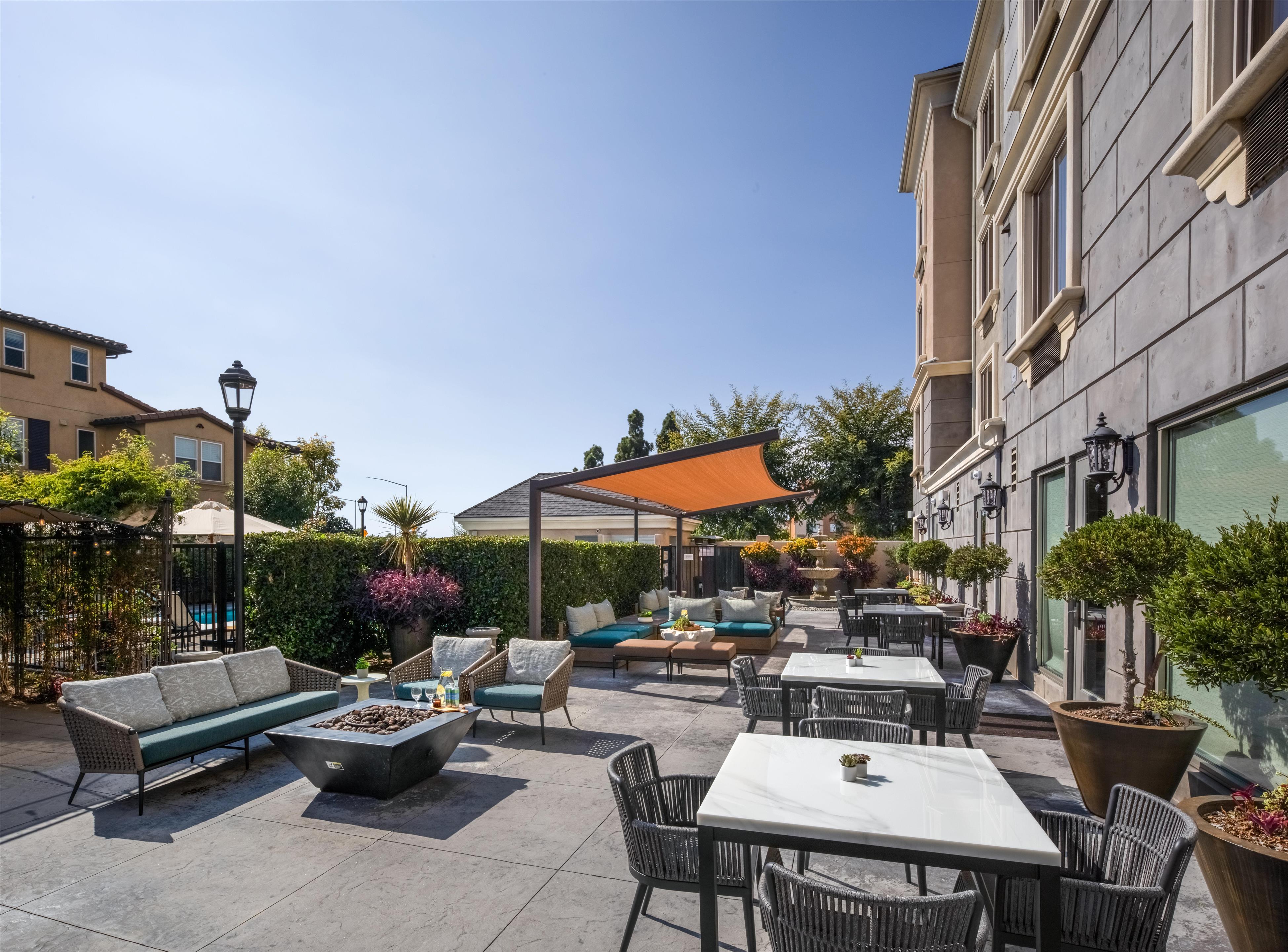 Courtyard | Ayres Hotel Fountain Valley