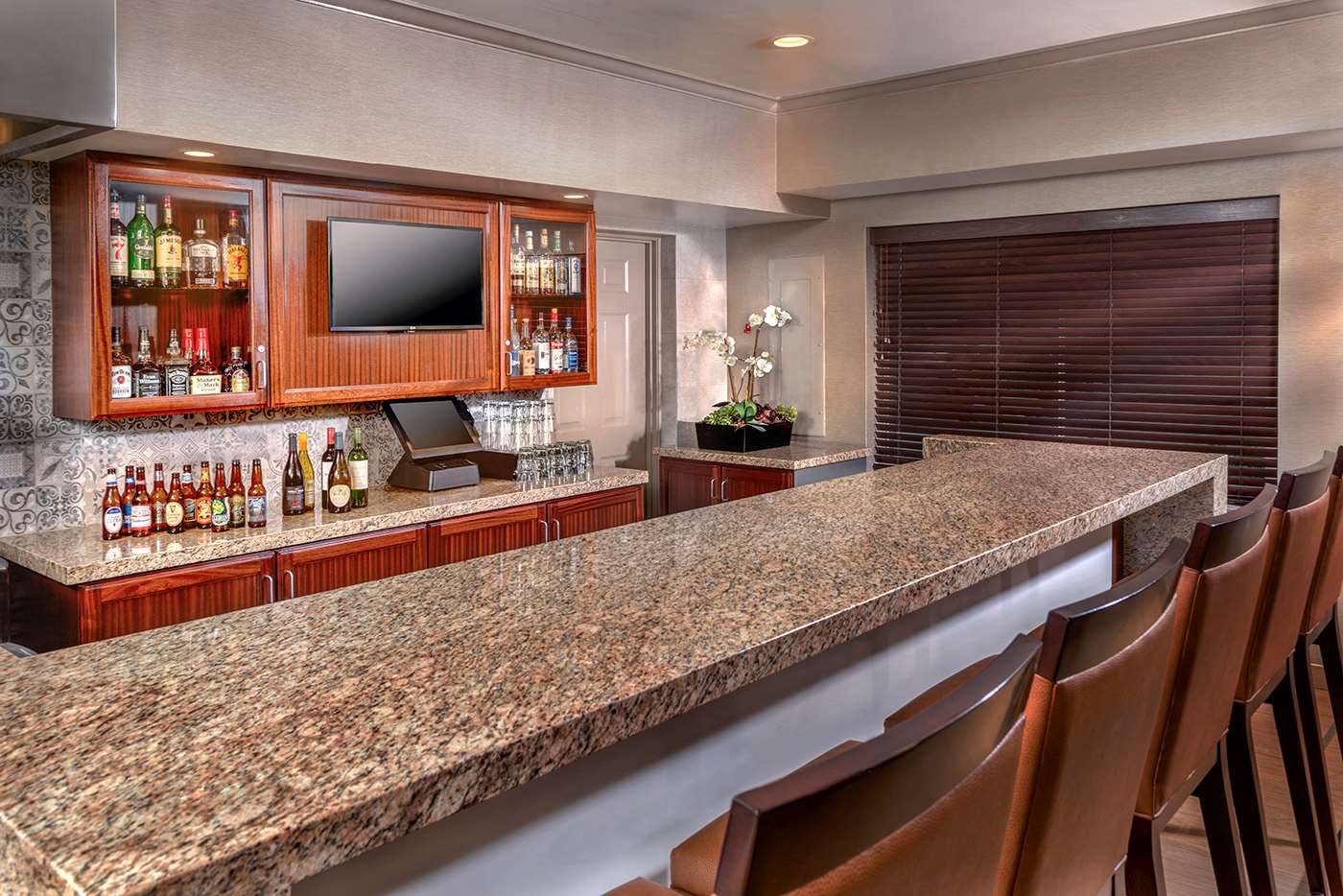Sierra Lounge Bar | Ayres Suites Yorba Linda/Anaheim Hills