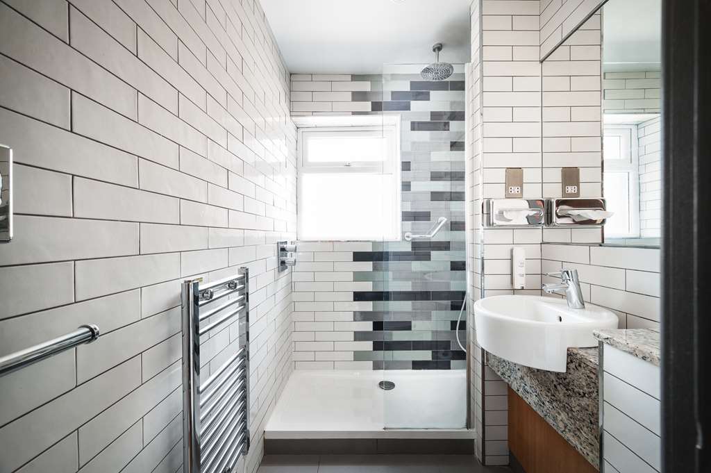 CAIRN HOTEL - NEWCASTLE UPON TYN-guestroom-Guest Room,Bathroom,On-Site.jpg