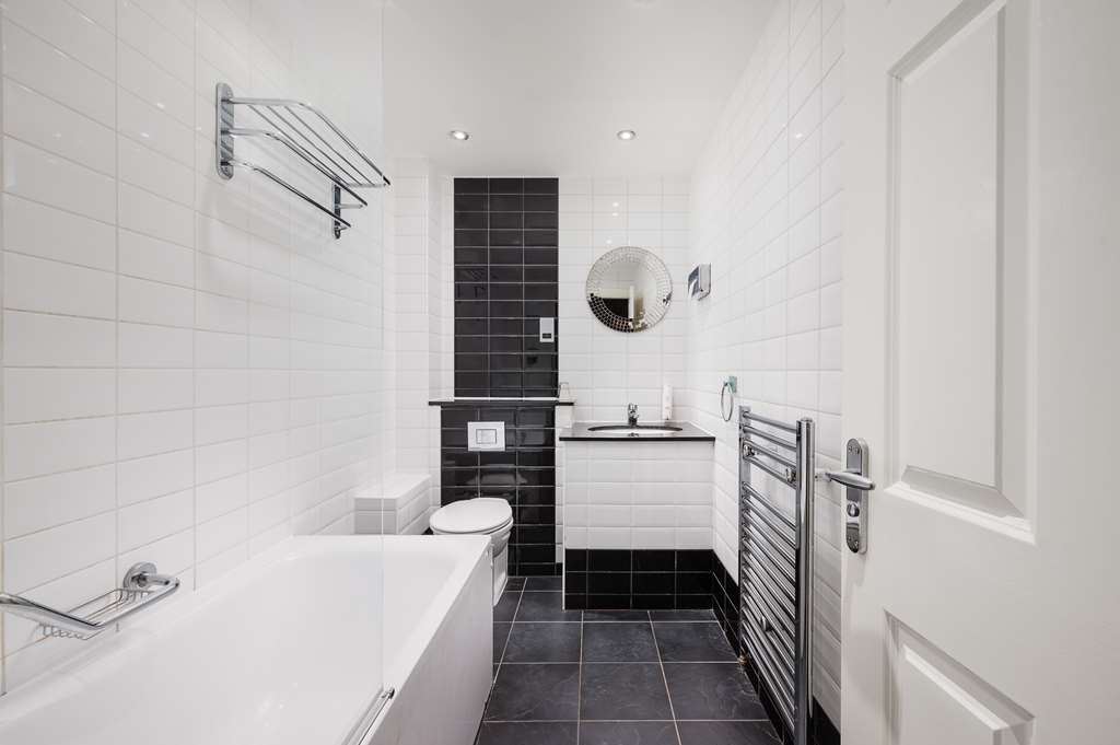 ROYAL STATION HOTEL-guestroom-Guest Room,Bathroom,On-Site.jpg
