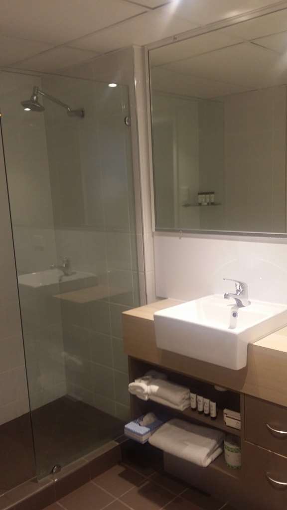 CAIRNS PLAZA HOTEL-guestroom-Guest Room,Bathroom,On-Site.jpg