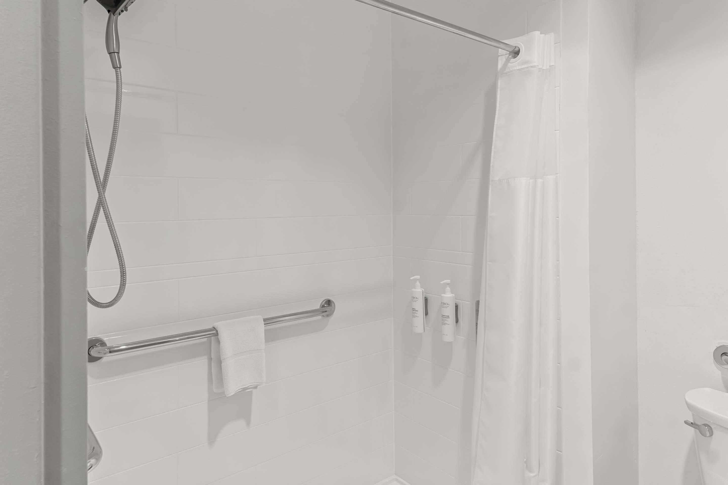 Guest room bath