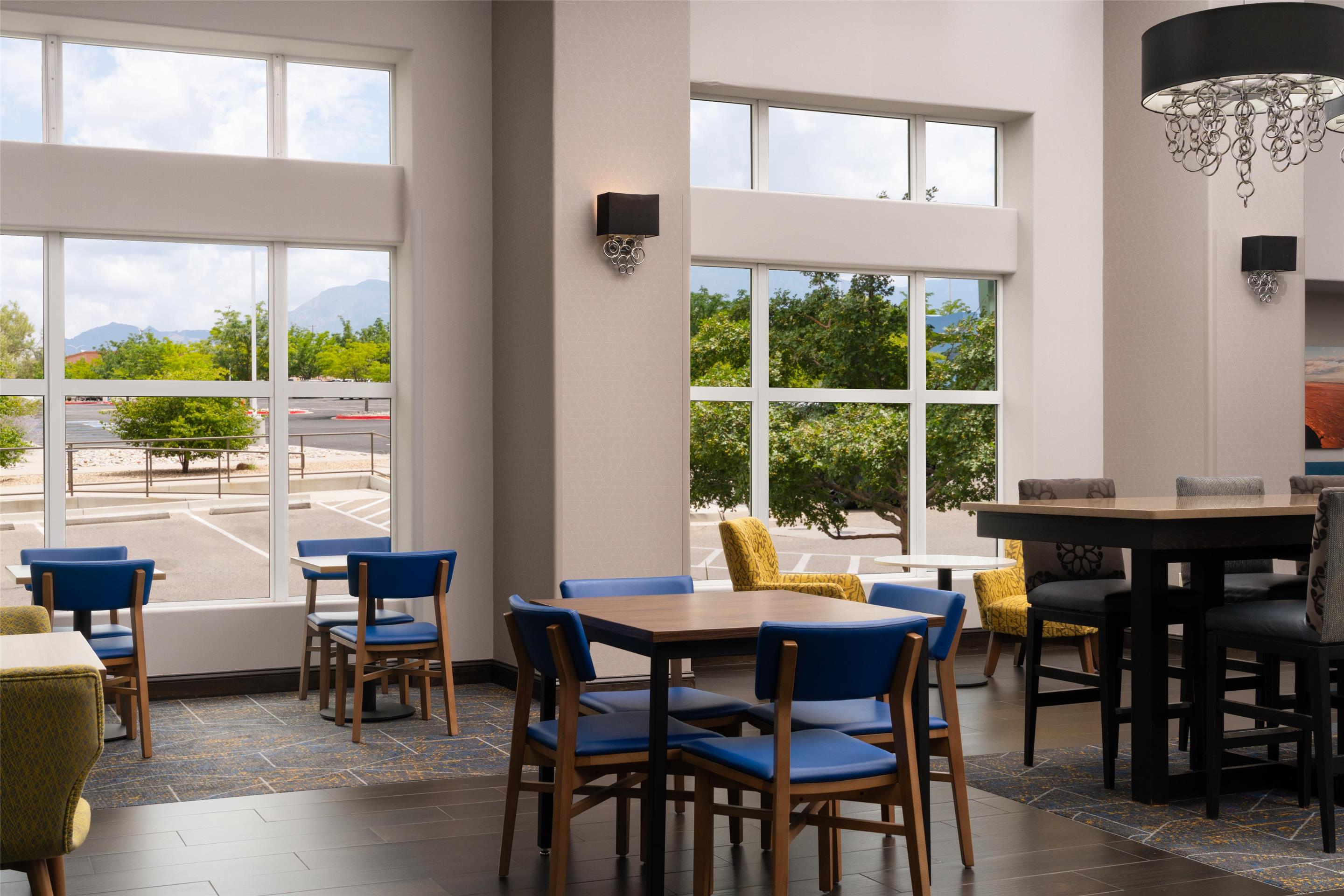 Breakfast Area | Hampton Inn & Suites Albuquerque North/I-25