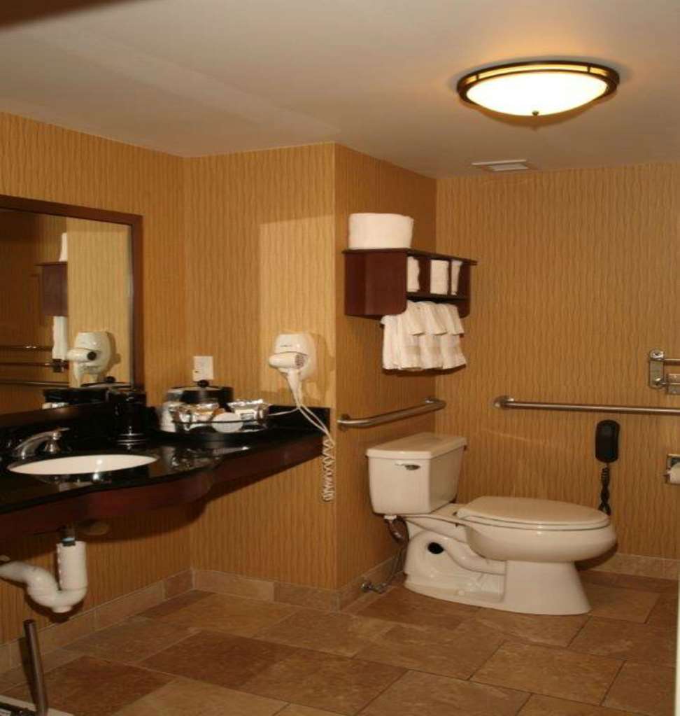 Hampton Inn & Suites by Hilton Aberdeen Room Type - 1KNG MOB HR ACC TUB NS STU