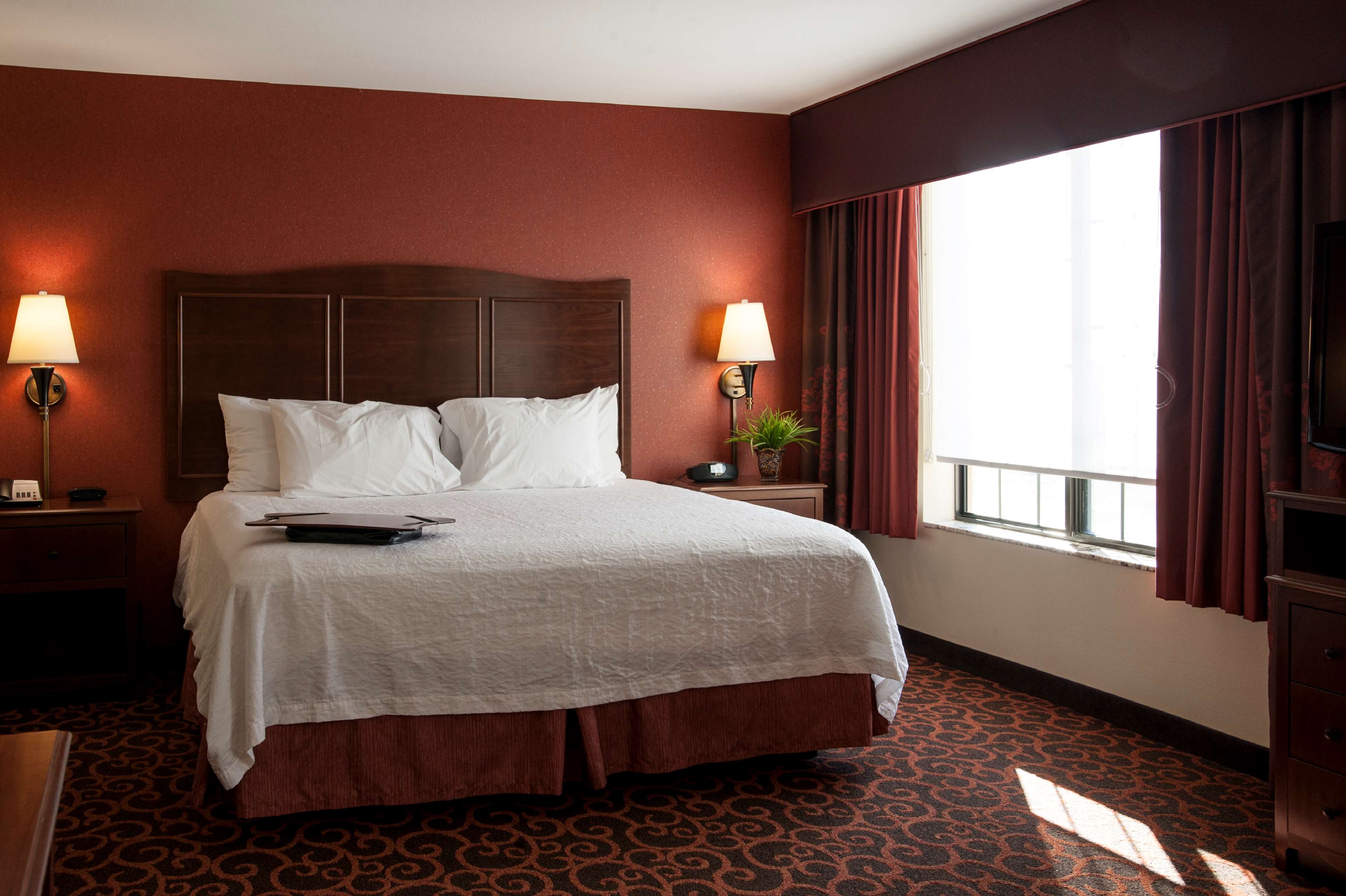 Hampton Inn & Suites by Hilton Aberdeen Room Type - 1KNG MOB HR ACC TUB NS STU