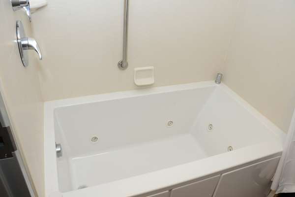  - Hampton Inn & Suites Mall Albany