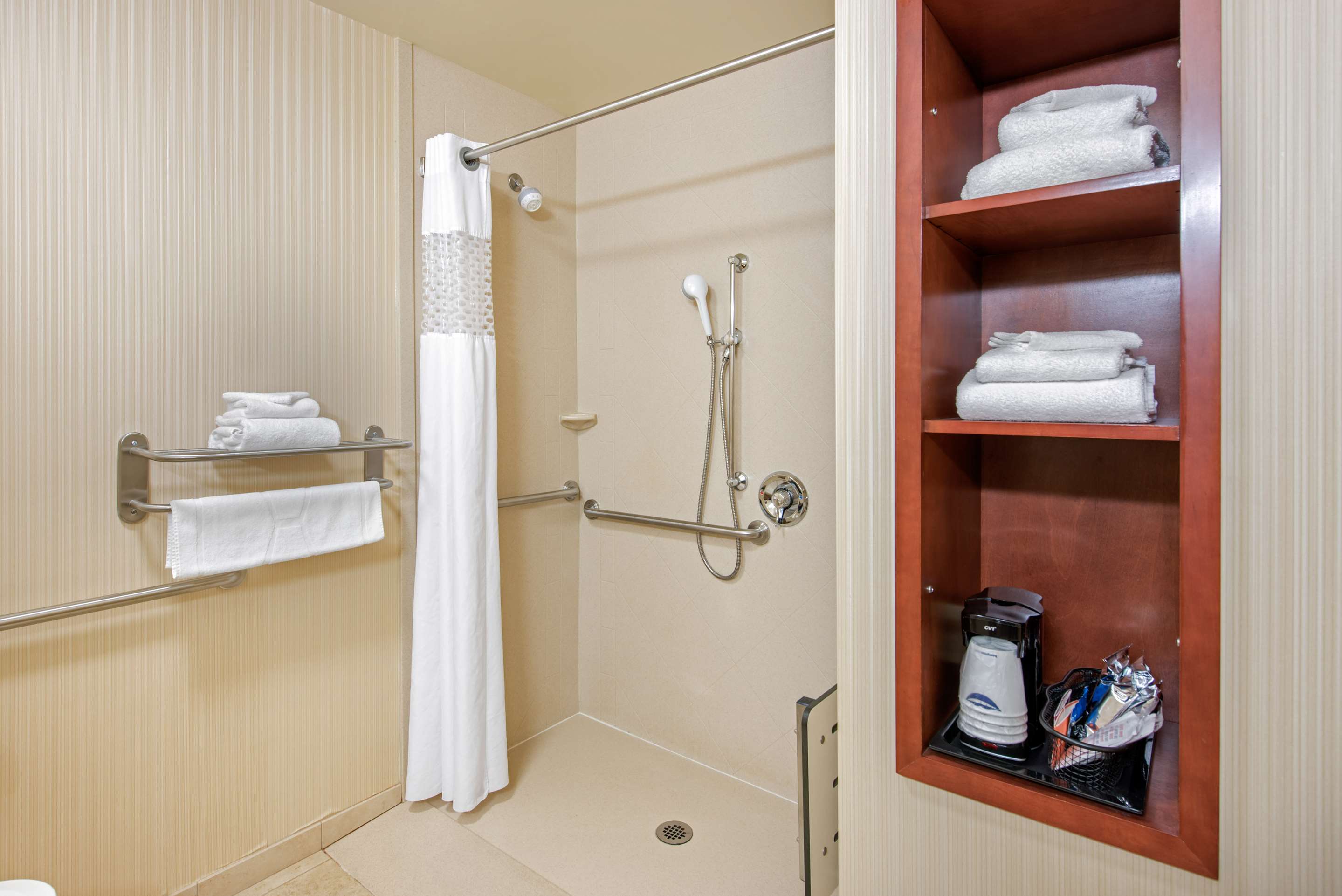 Guest room bath