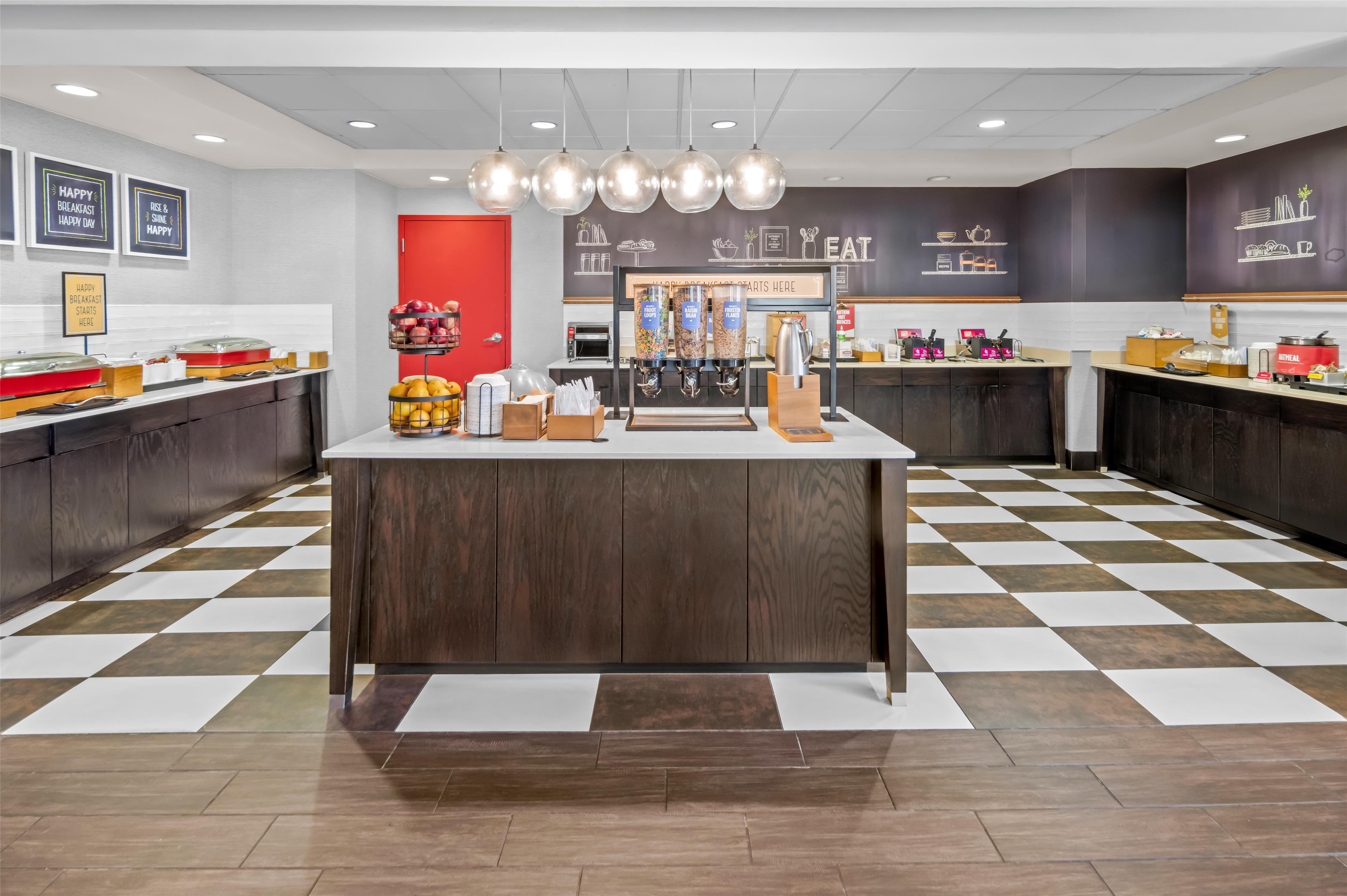 Breakfast Area | Hampton Inn & Suites Camp Springs/Andrews AFB