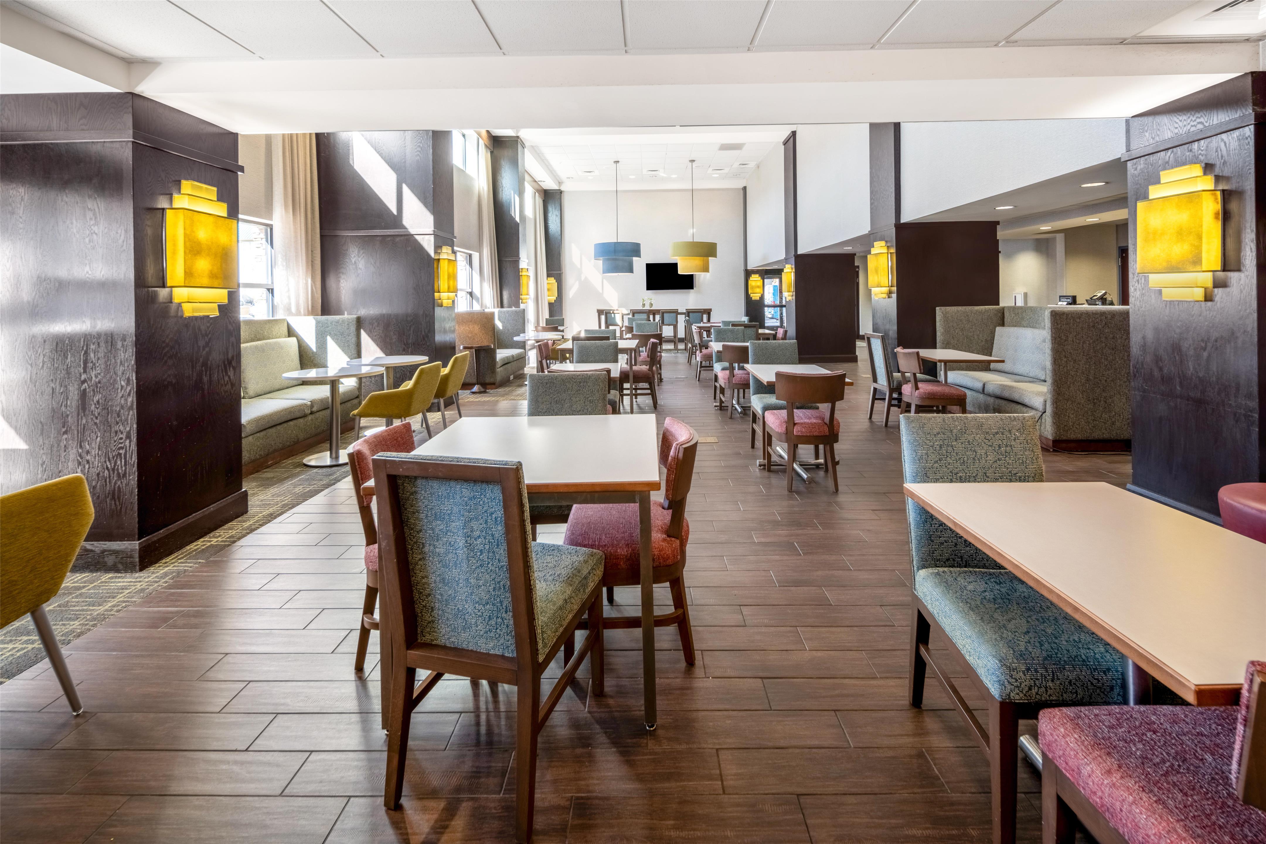 Breakfast Area | Hampton Inn & Suites Camp Springs/Andrews AFB