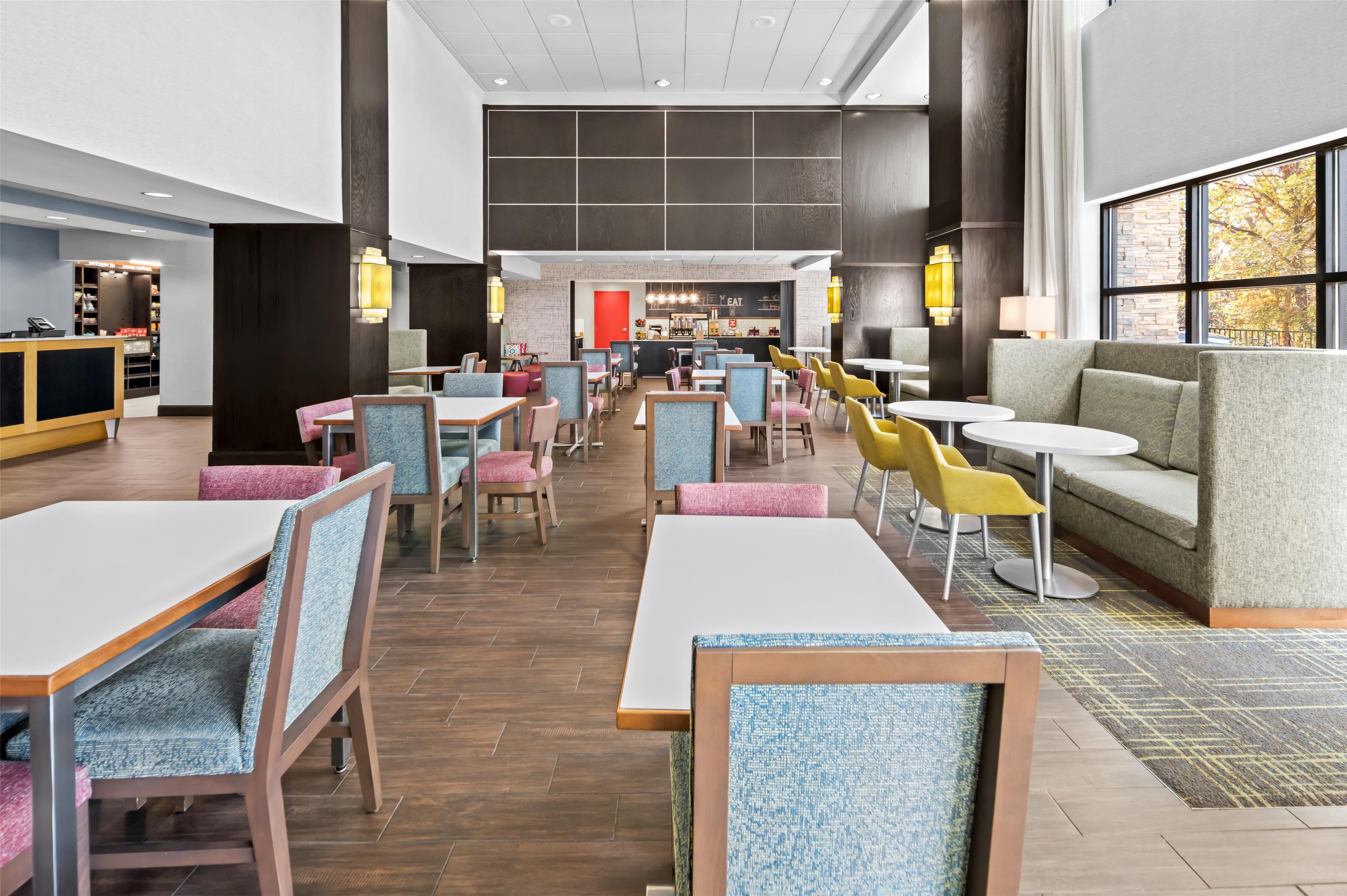 Breakfast Area | Hampton Inn & Suites Camp Springs/Andrews AFB