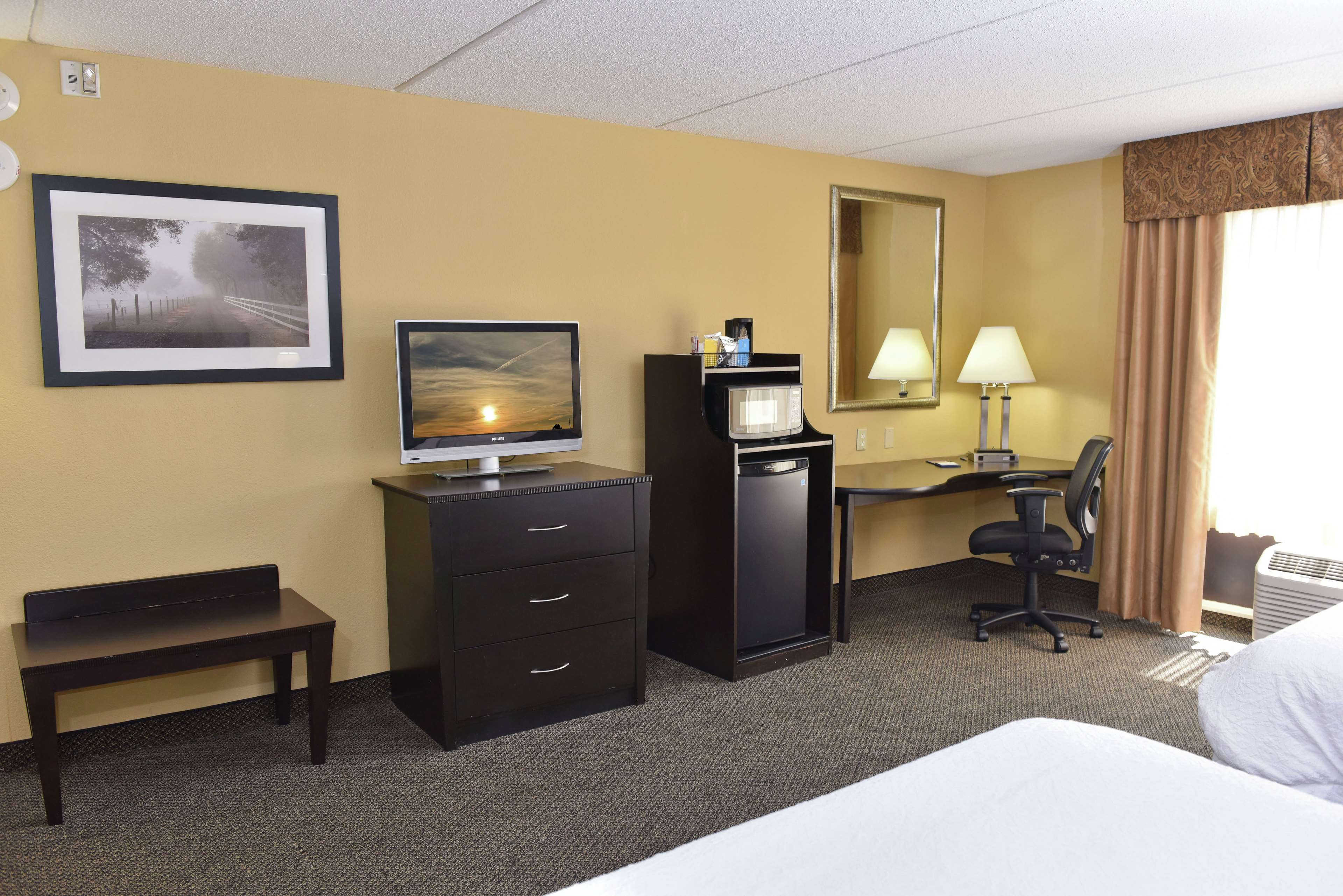 Hampton Inn & Suites by Hilton Alexandria Room Type - 2 QNS ACCESSIBLE W TUB NS