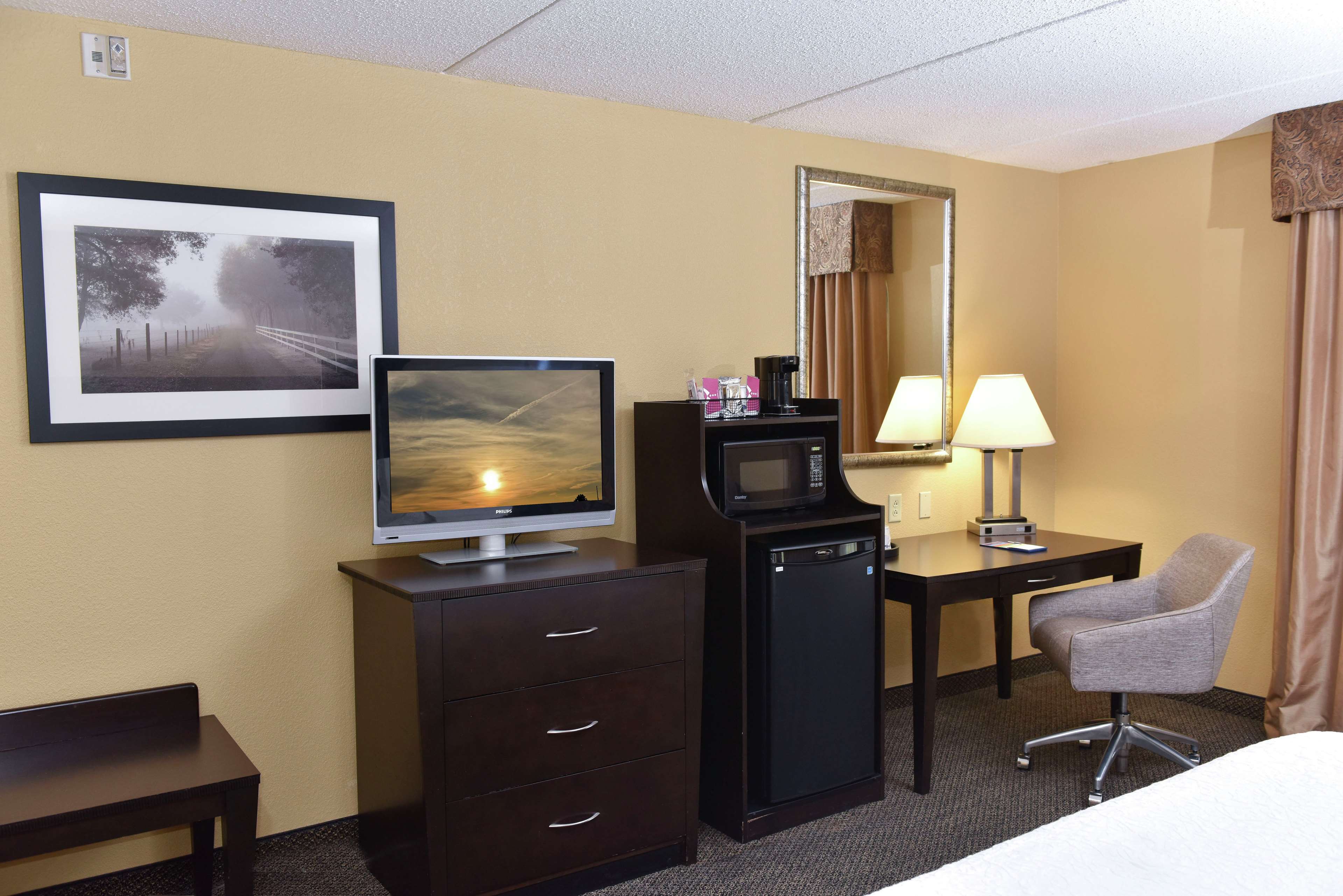 Hampton Inn & Suites by Hilton Alexandria Room Type - 1 KING ACC W TUB NON SMOK
