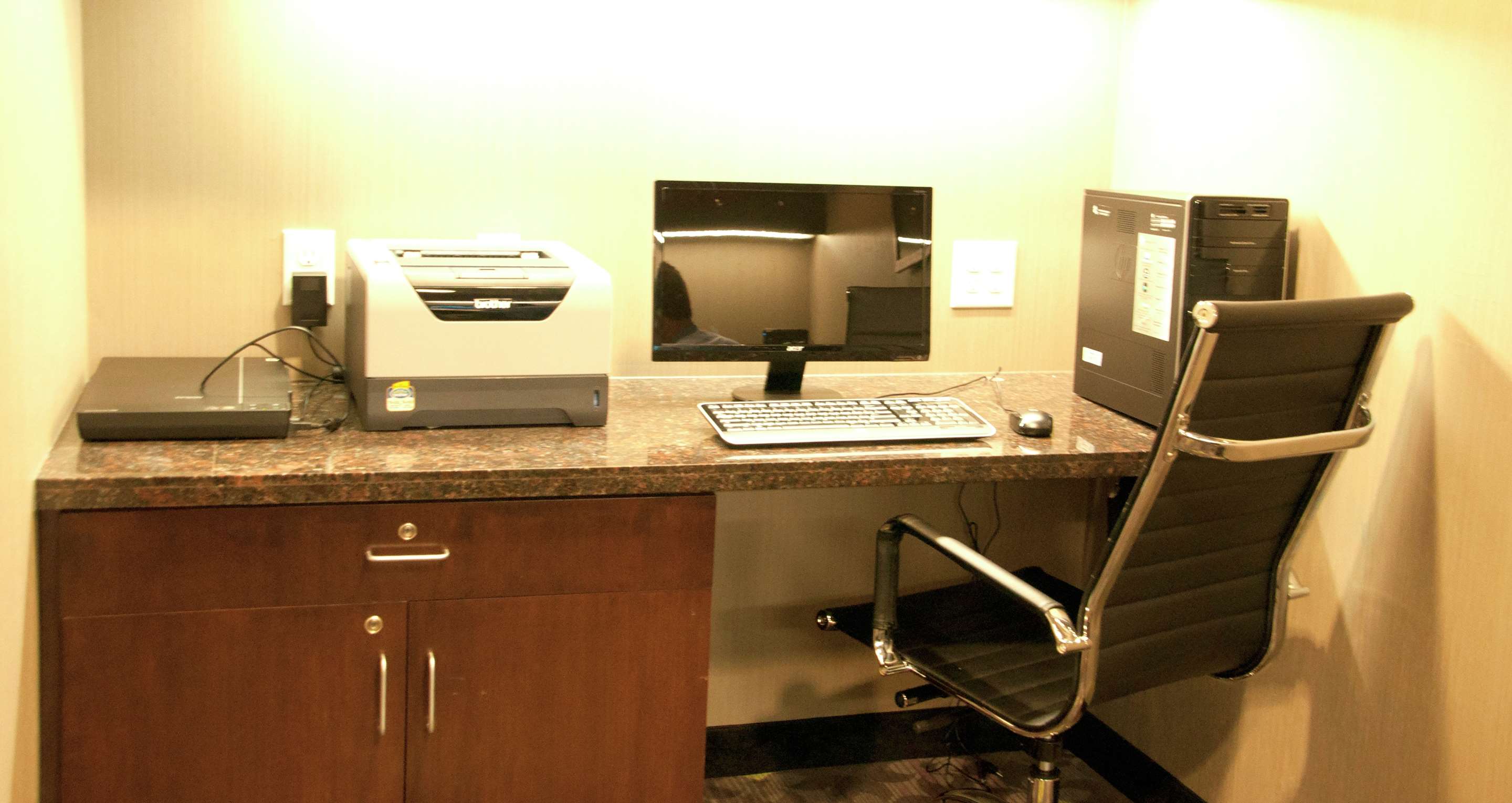 Business Center | Hampton Inn by Hilton Leesville Fort Johnson