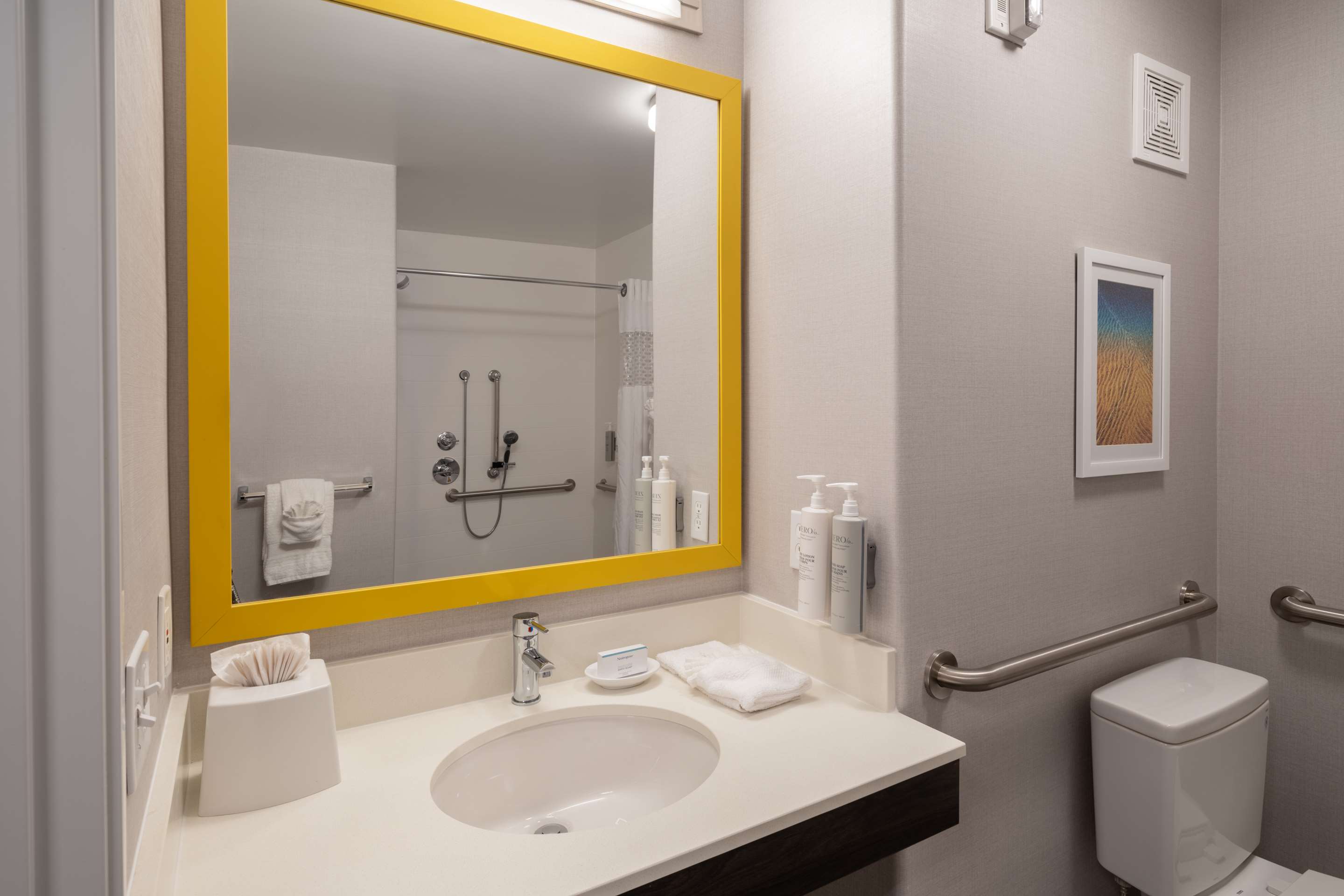 Guest room bath