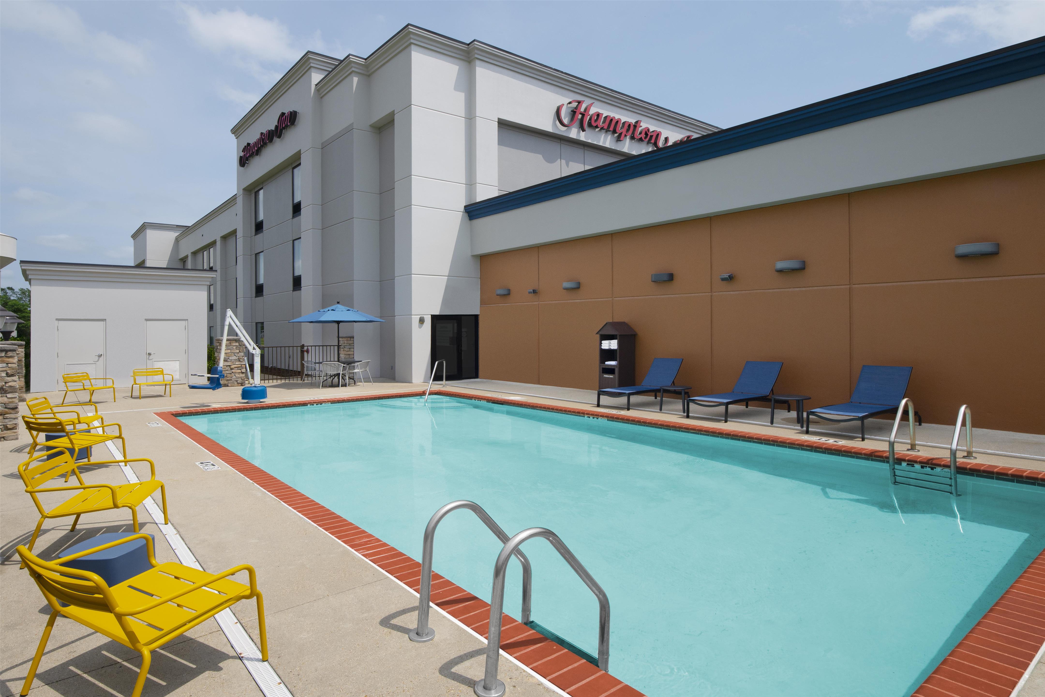 Pool | Hampton Inn Magnolia