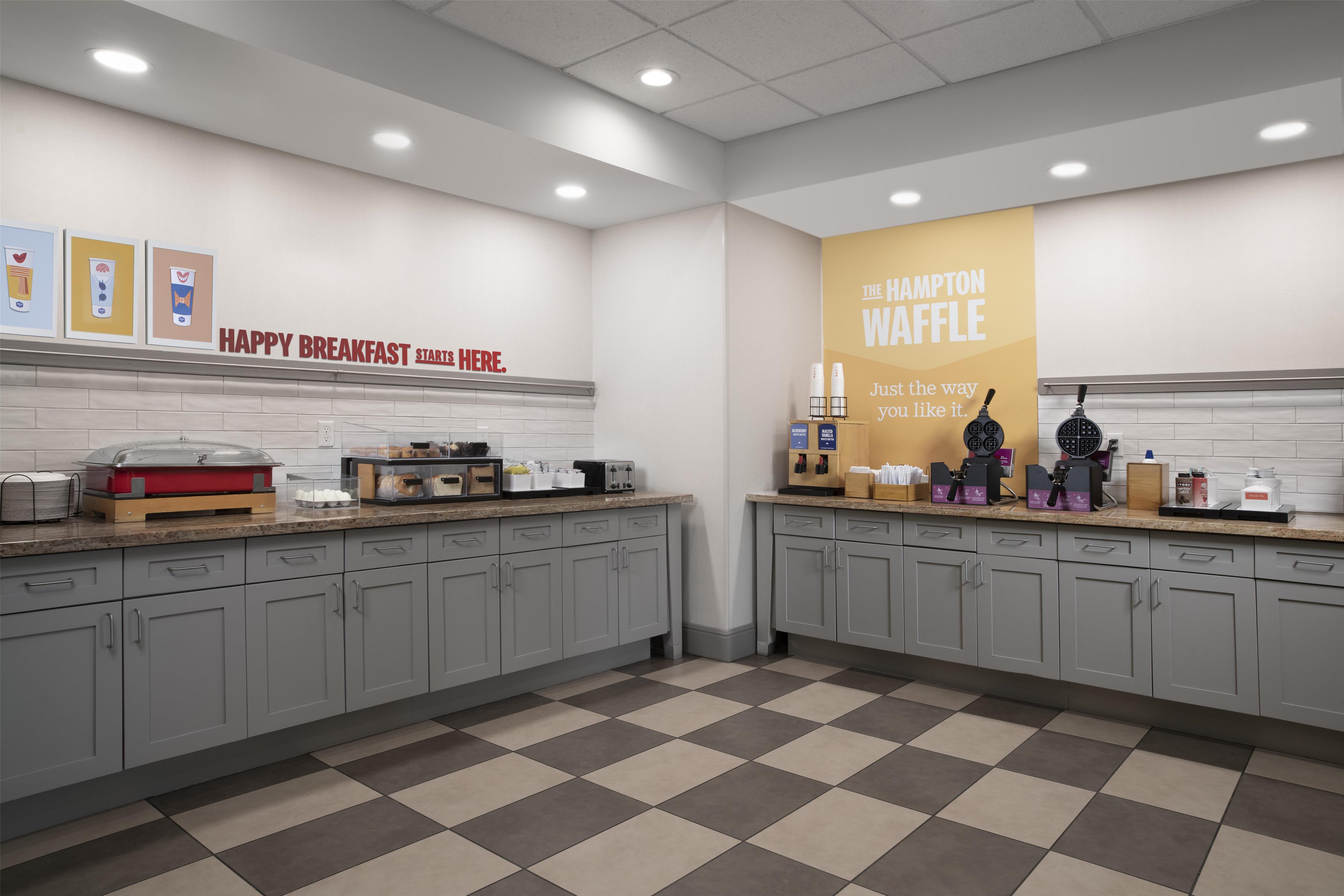 Breakfast Area | Hampton Inn Magnolia