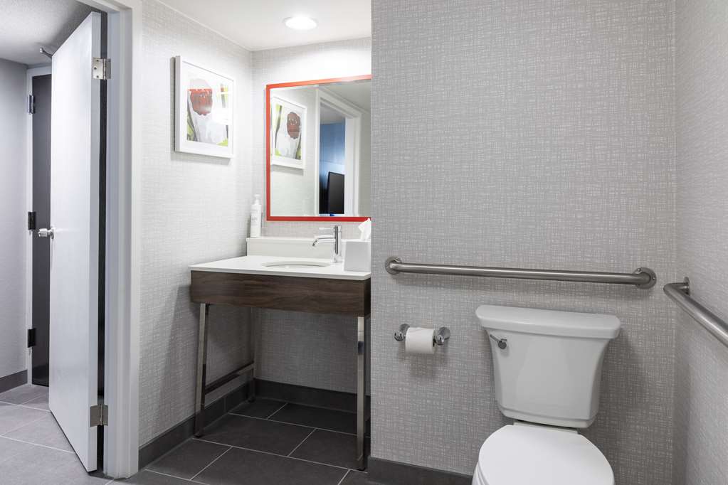 Hampton Inn Athens-guestroom-Guest Room,Bathroom,On-Site.jpg