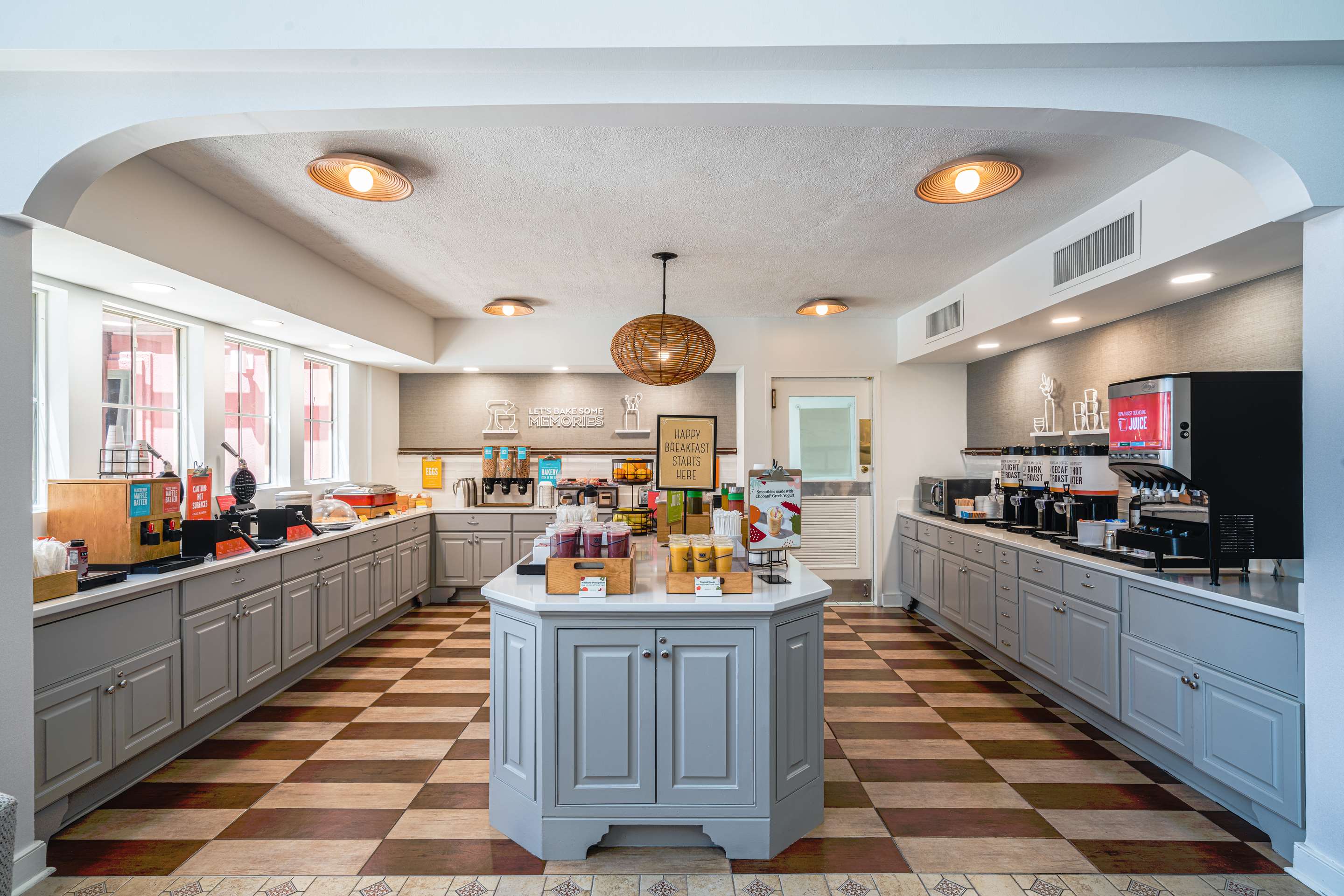 Breakfast Area | Hampton Inn and Suites Amelia Island Historic Harbor Front