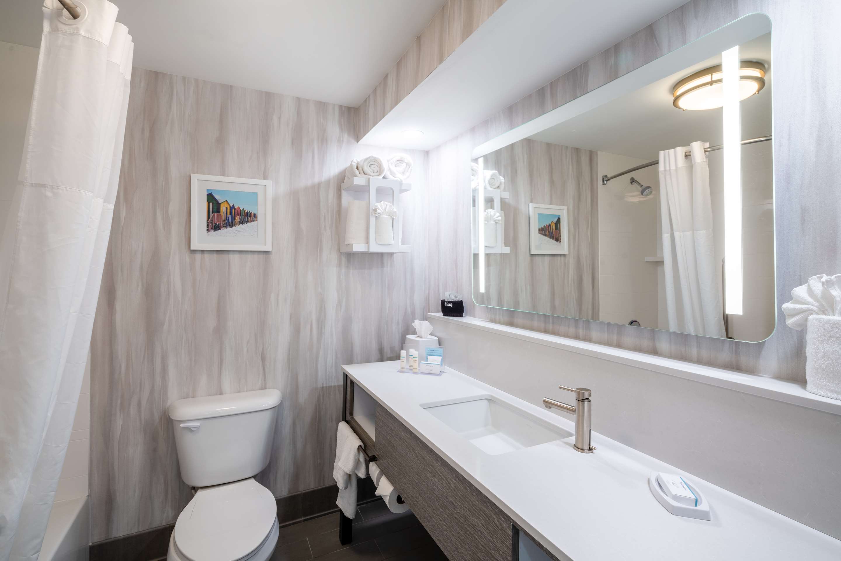 Guest room bath