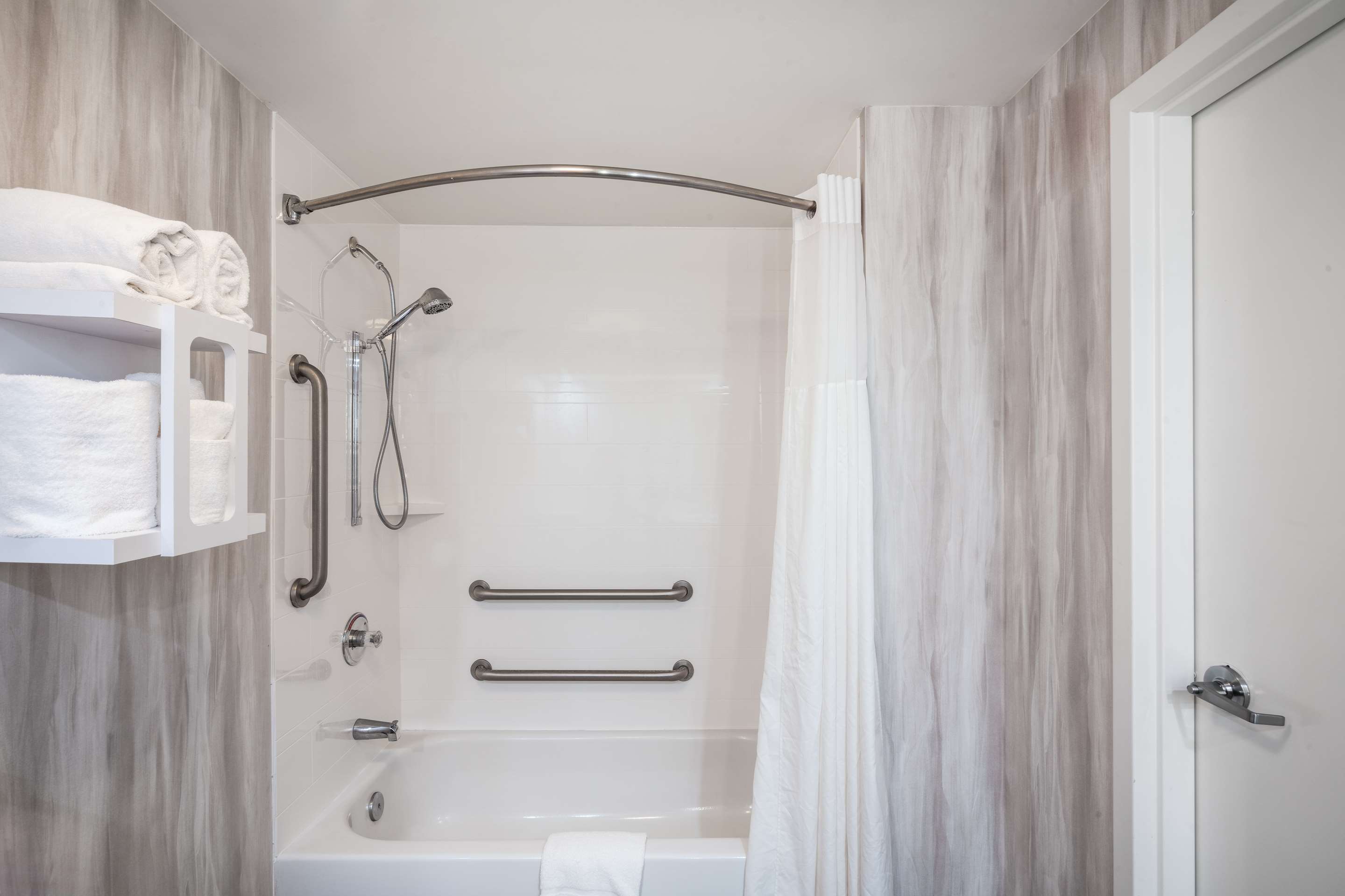 Guest room bath