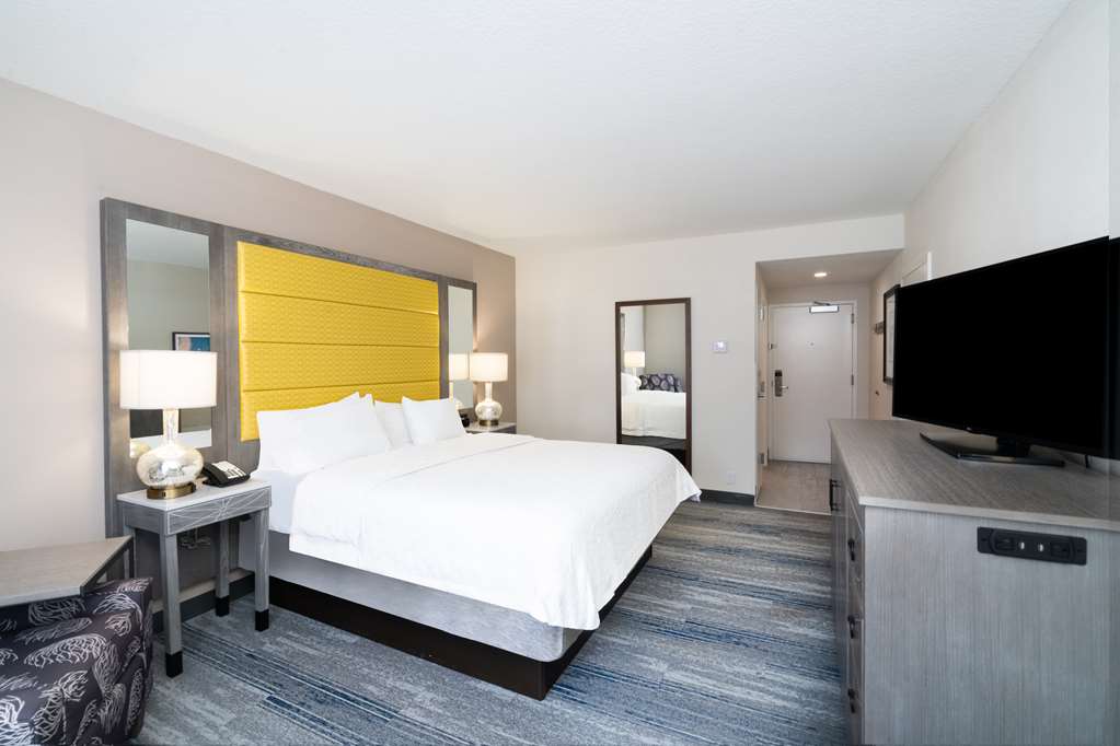 Hampton Inn and Suites Amelia Island Historic Harbor Front Room Type - 1KG MOB HEAR ACC RI-SHW NS