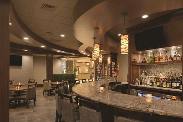 Bar - Embassy Suites Saratoga Springs