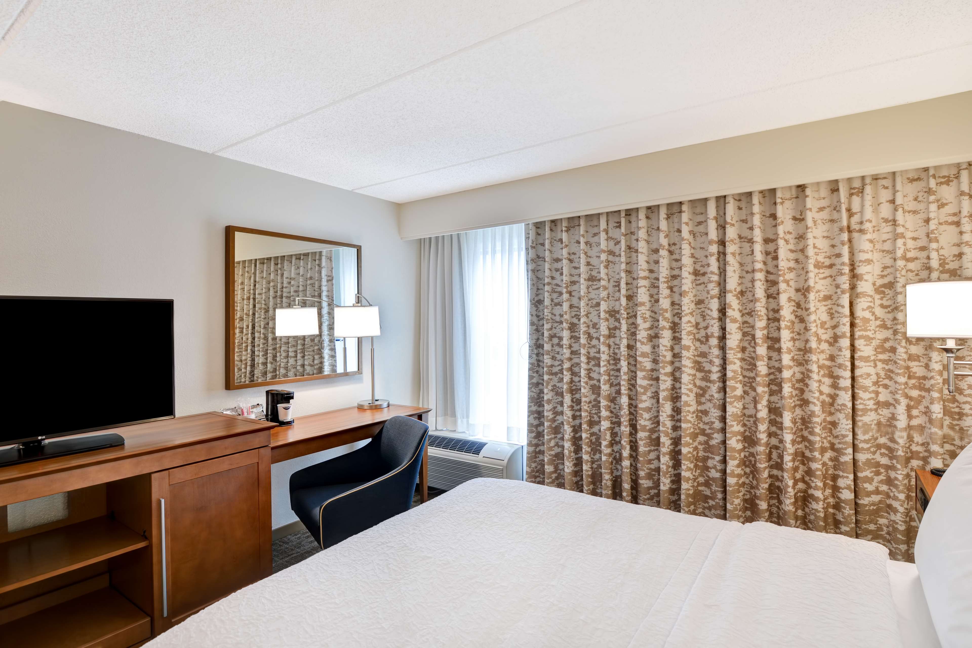 Hampton Inn Albany-Wolf Road Room Type - 1 QN ACC ROLLIN SHWR NS