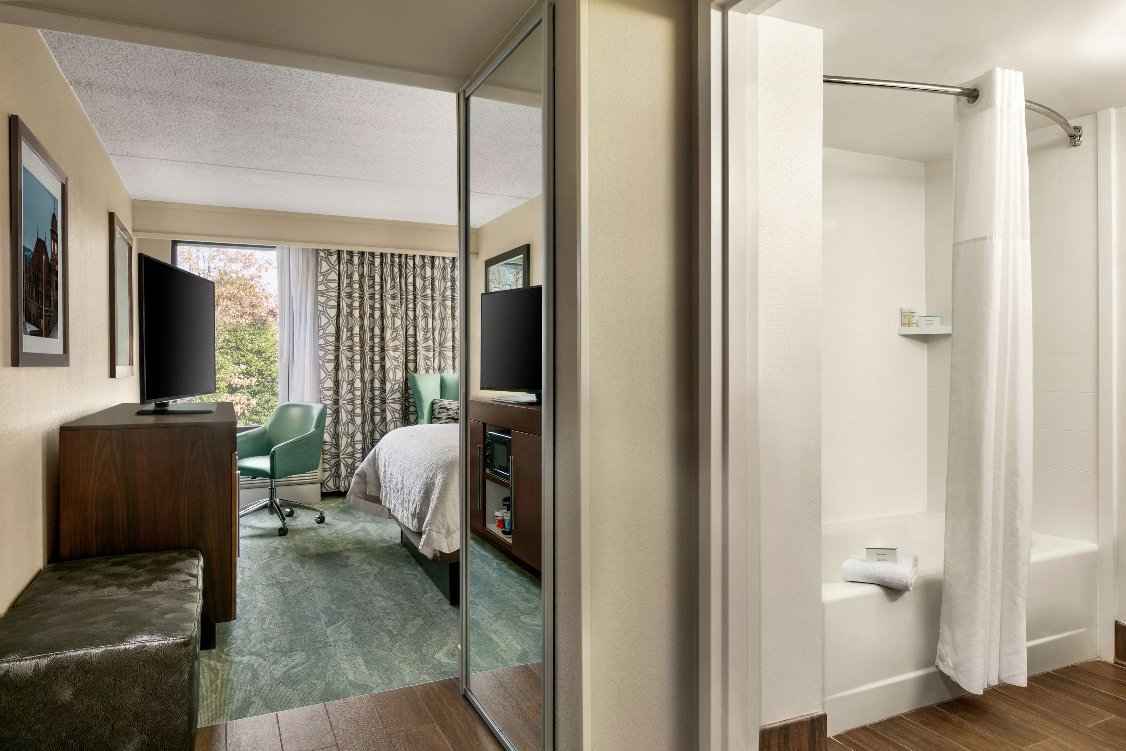 Hampton Inn by Hilton Richmond-North/Ashland - Tap to explore photos