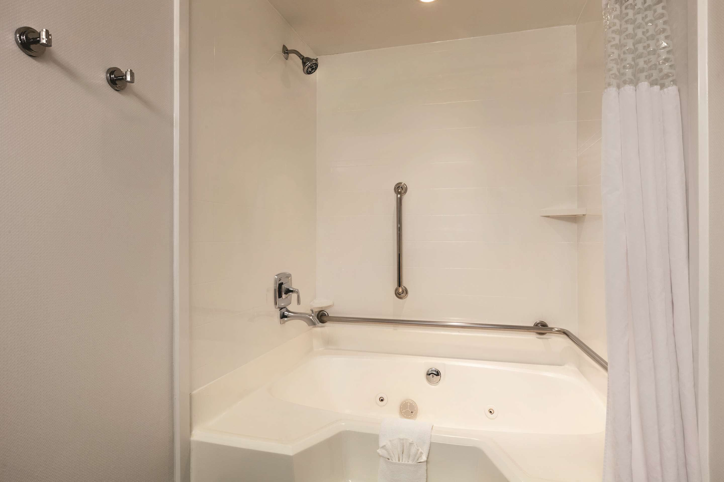 Guest room bath