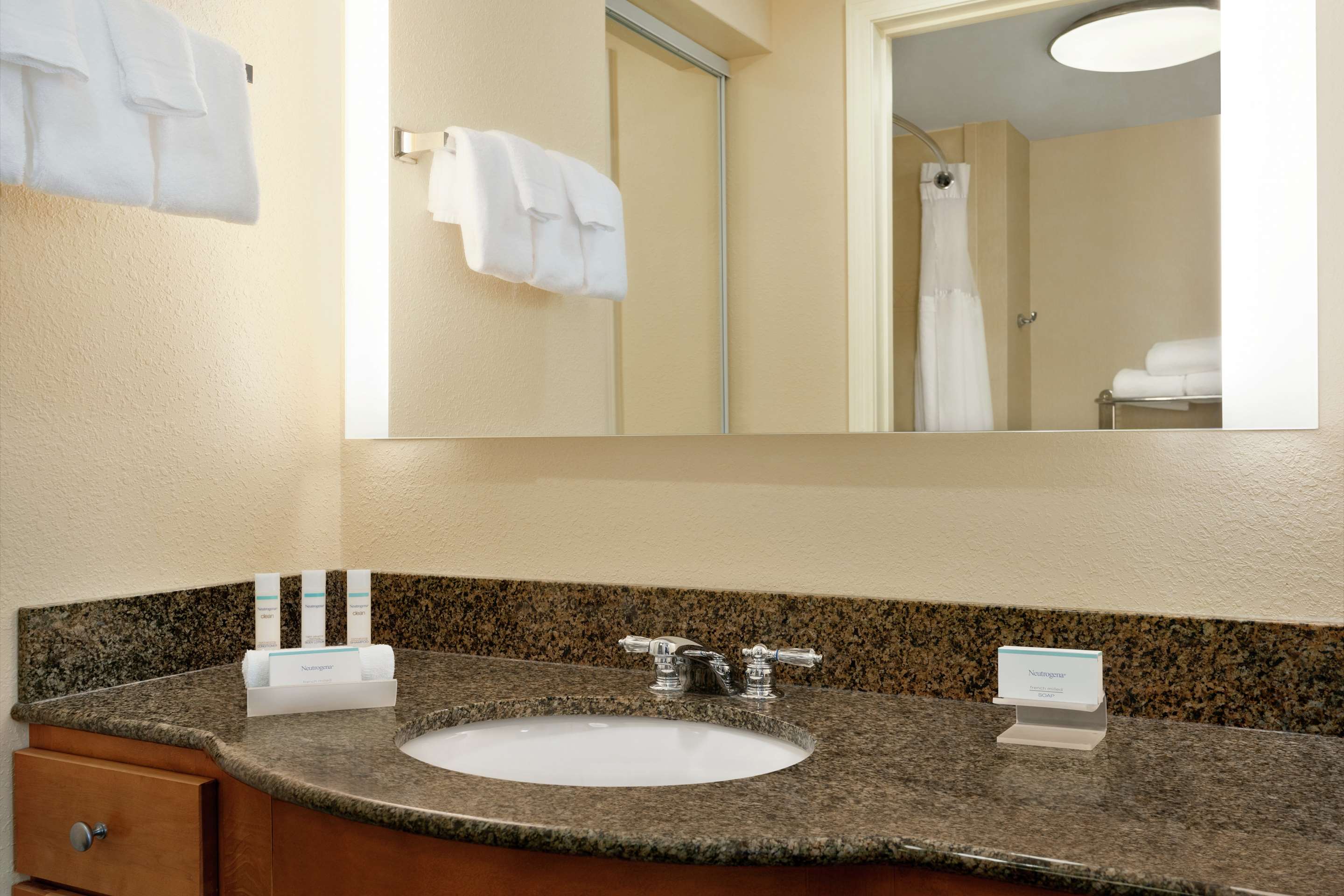 Guest room bath