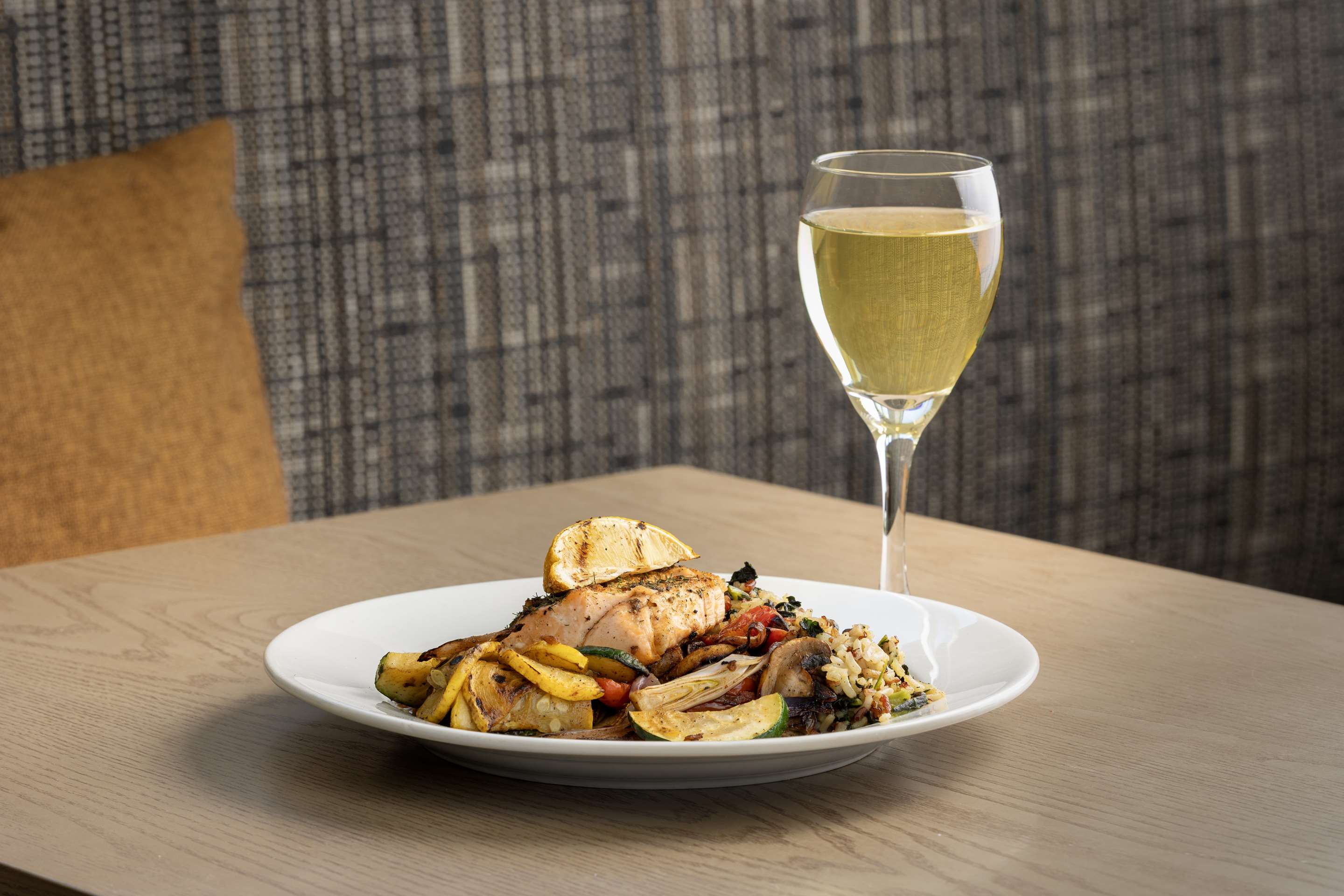 Restaurant | Hilton Garden Inn Cedar Falls