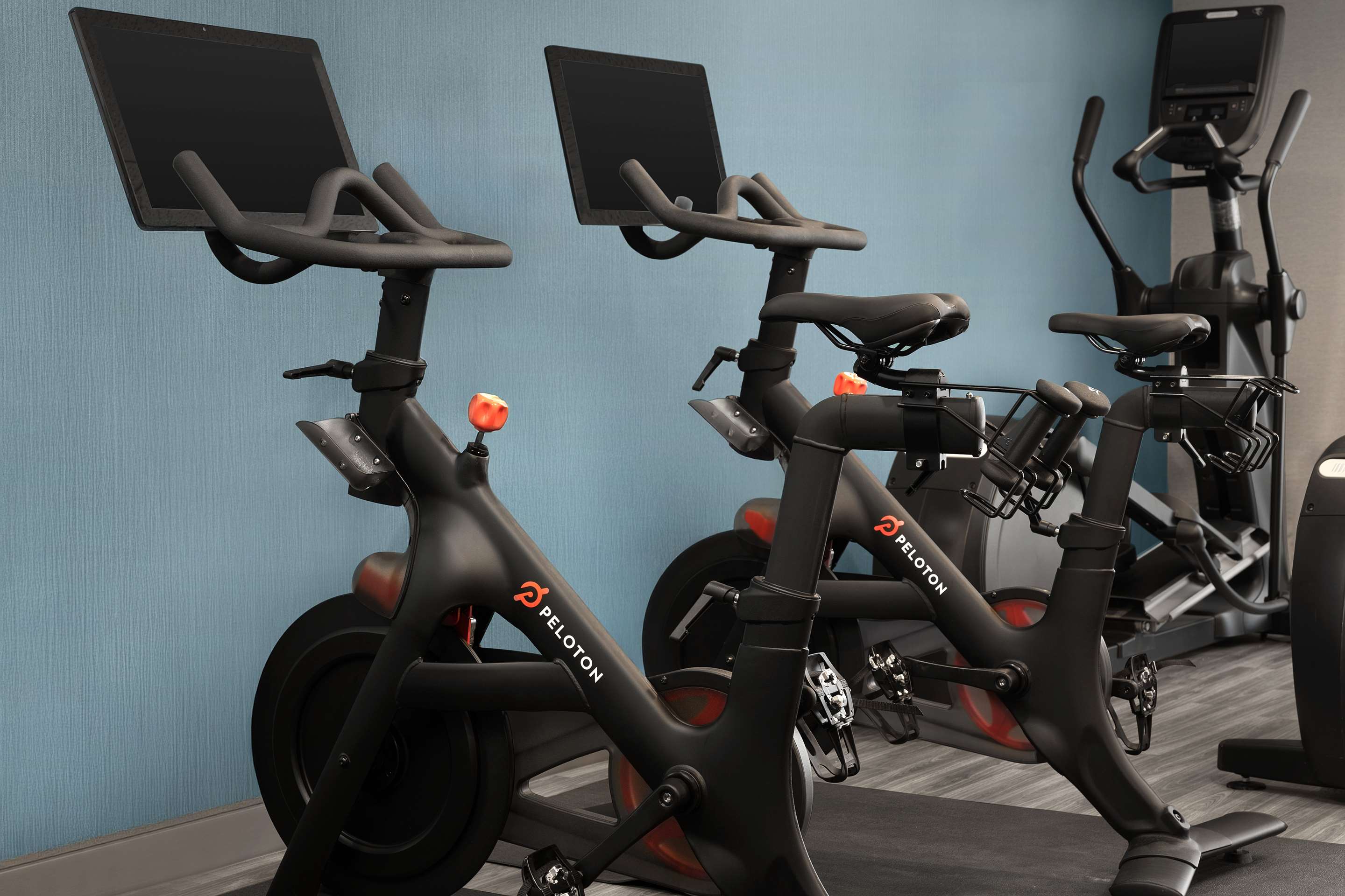 Health club fitness center gym | Hampton Inn Waterloo
