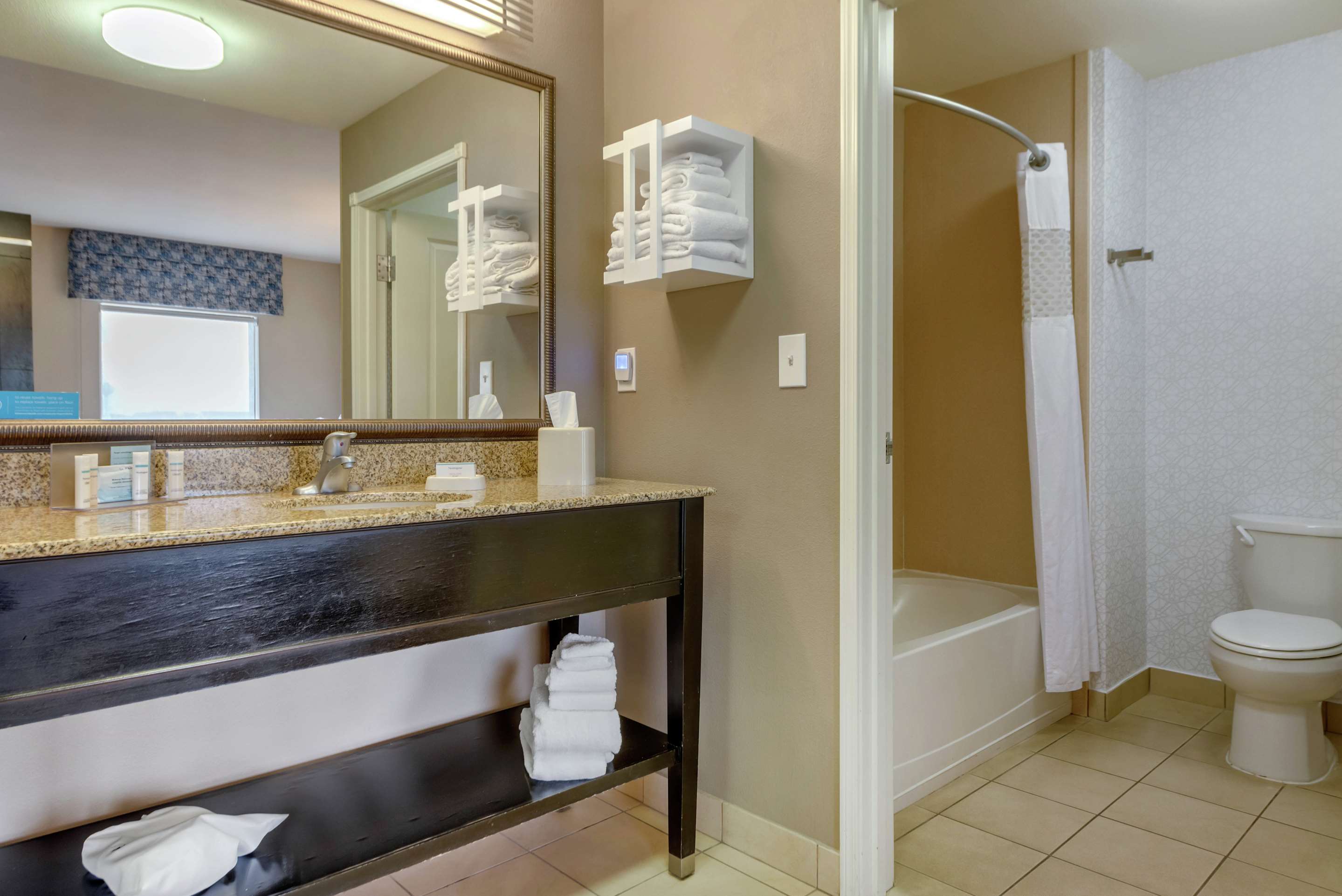Guest room bath