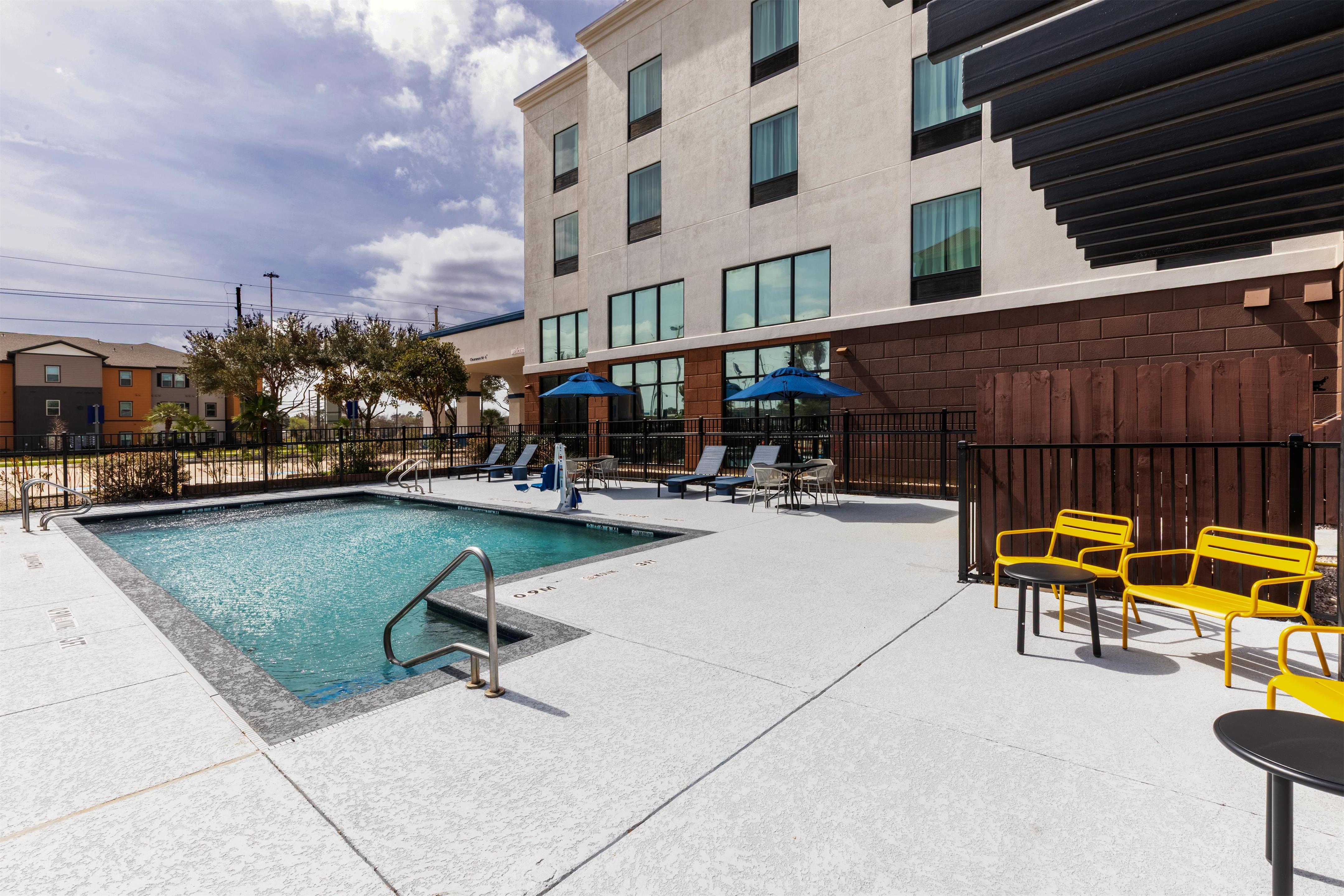 Pool | Hampton Inn & Suites Tomball Houston NW