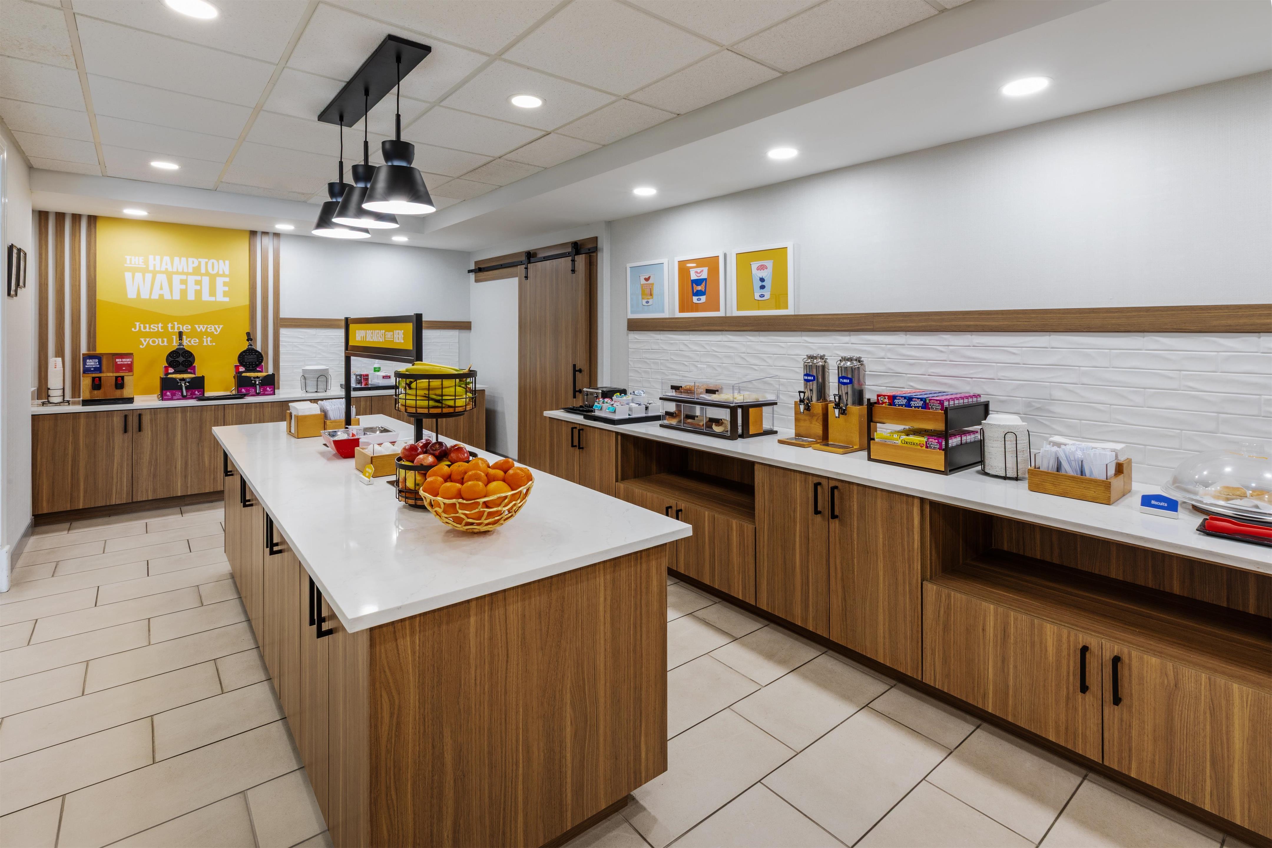 Breakfast Area | Hampton Inn & Suites Tomball Houston NW