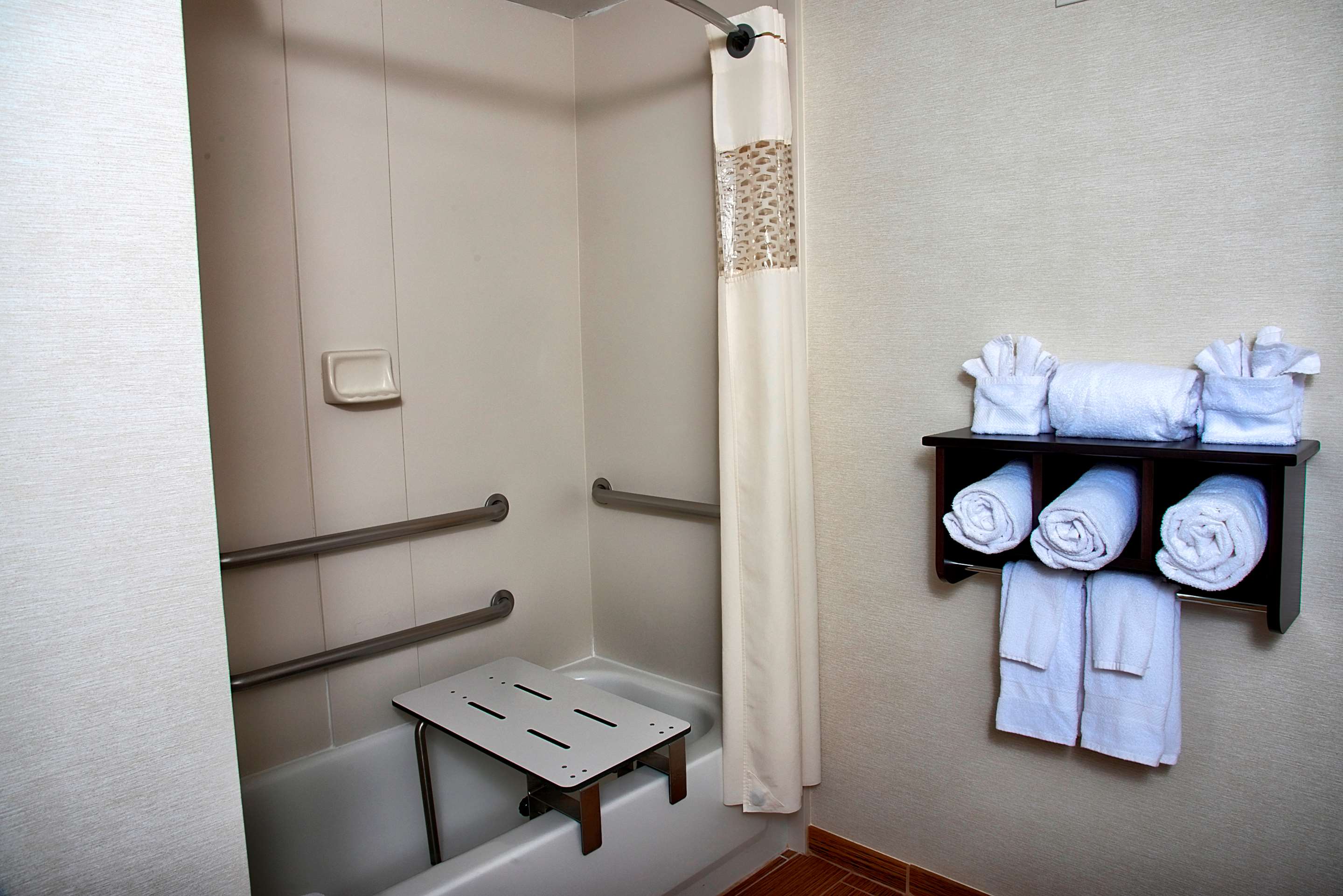 Guest room bath