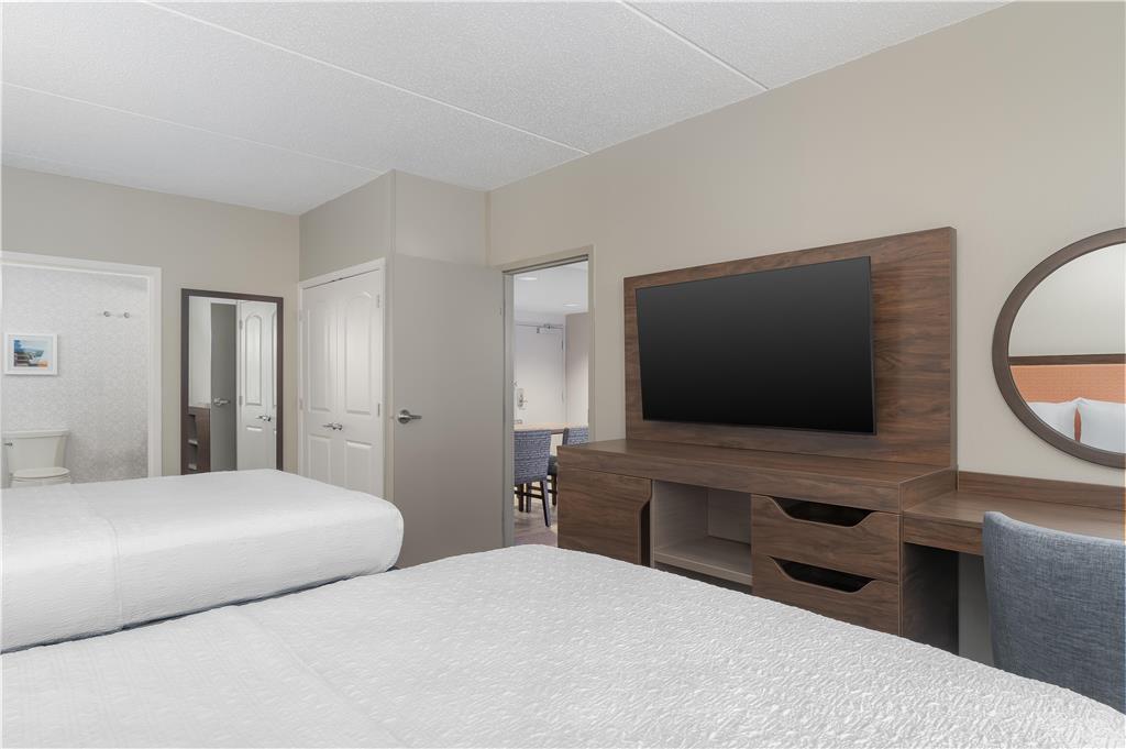 Hampton Inn Altoona-guestroom-Guest Room,On-Site.jpg