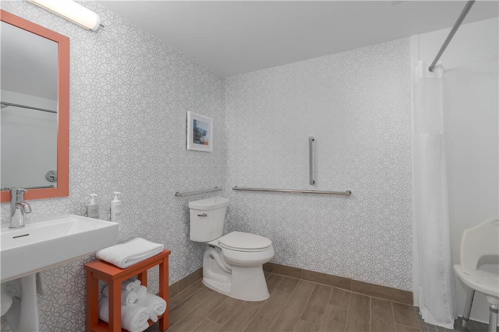 Hampton Inn Altoona-guestroom-Guest Room,Bathroom,On-Site.jpg